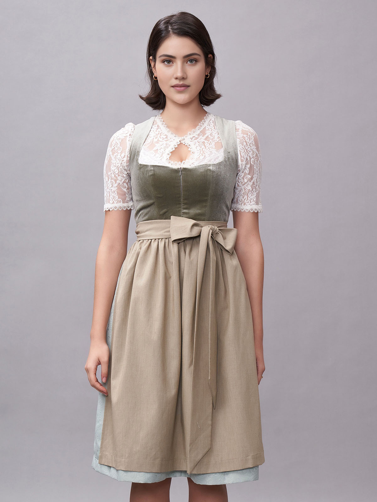 Modernes Dirndl in Grün mit figurbetonendem Schnitt