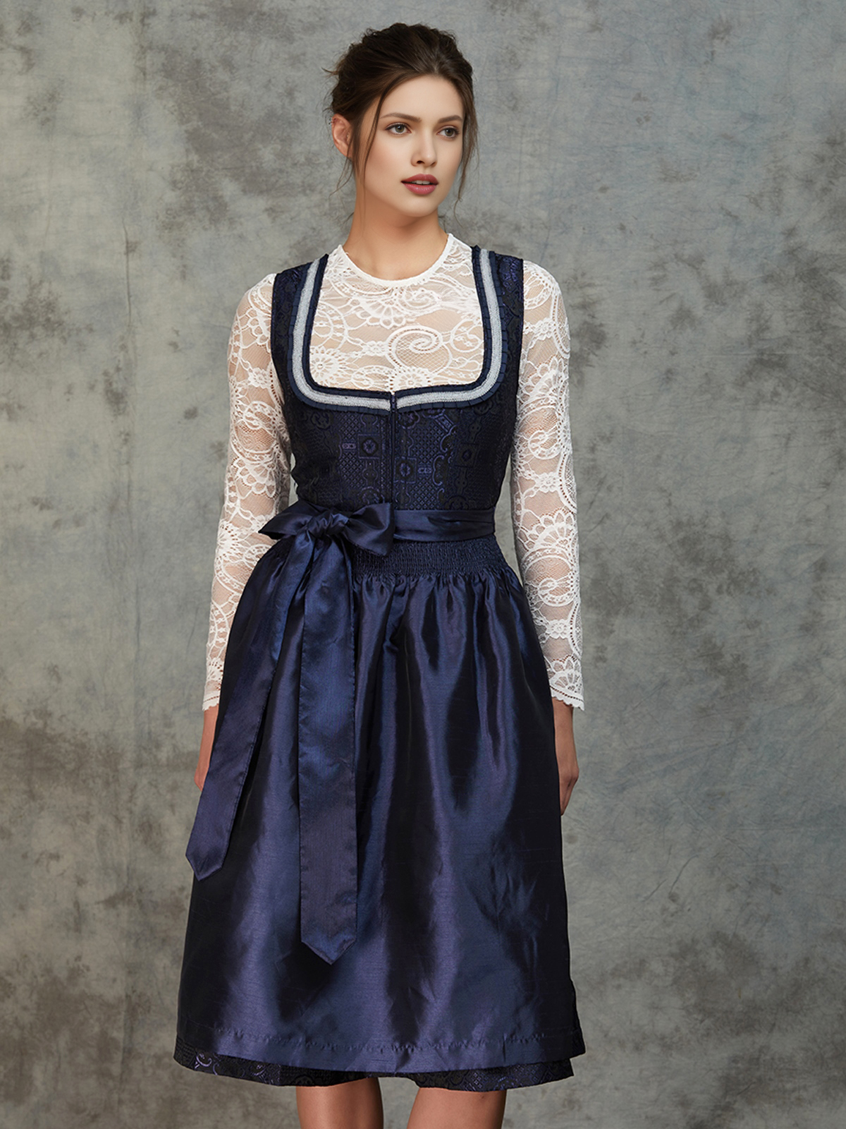 Jeinn Dirndl in Blau – elegant und zeitlos