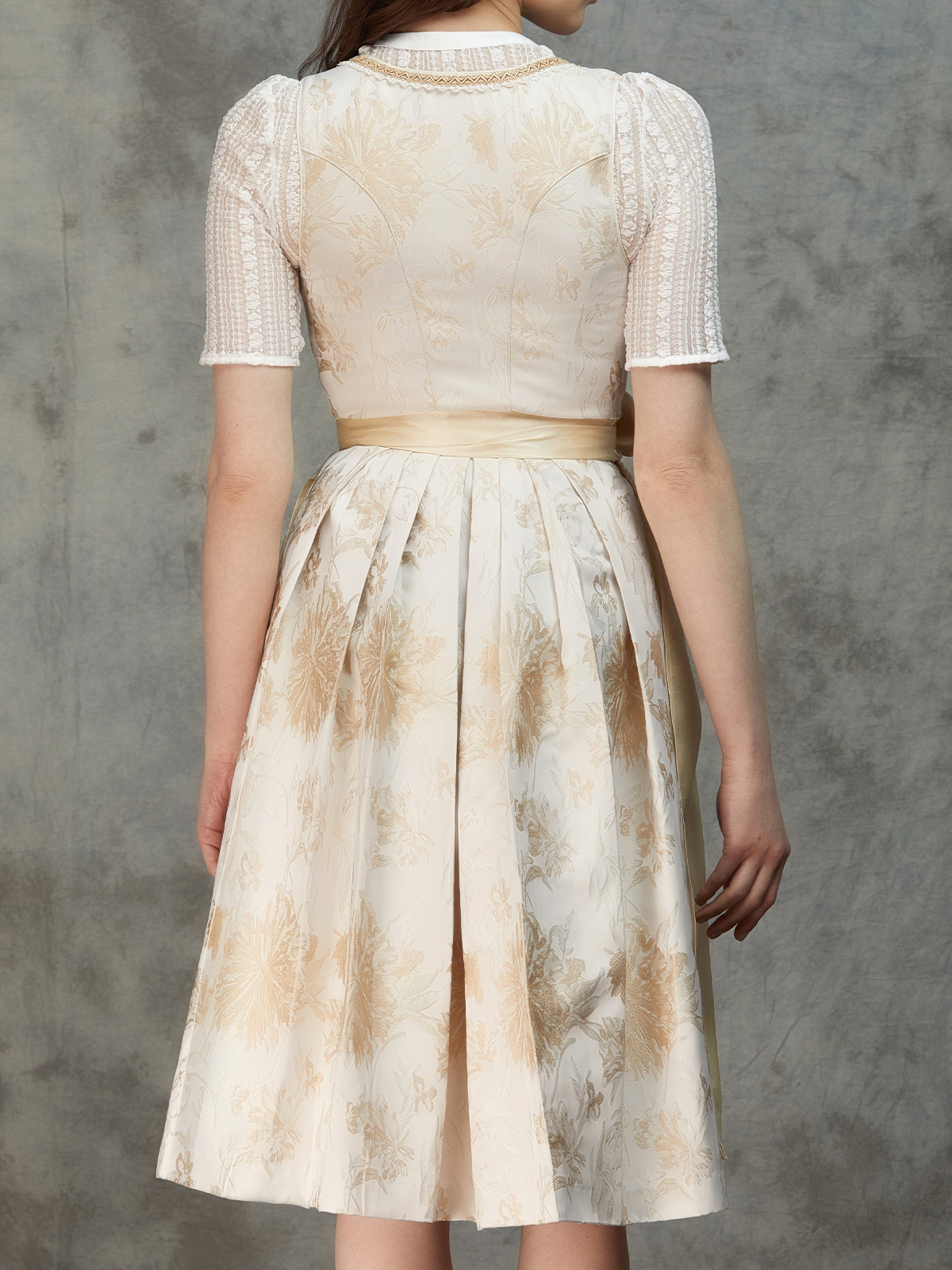 Elegantes schwarzes Dirndl mit gelber Schürze
