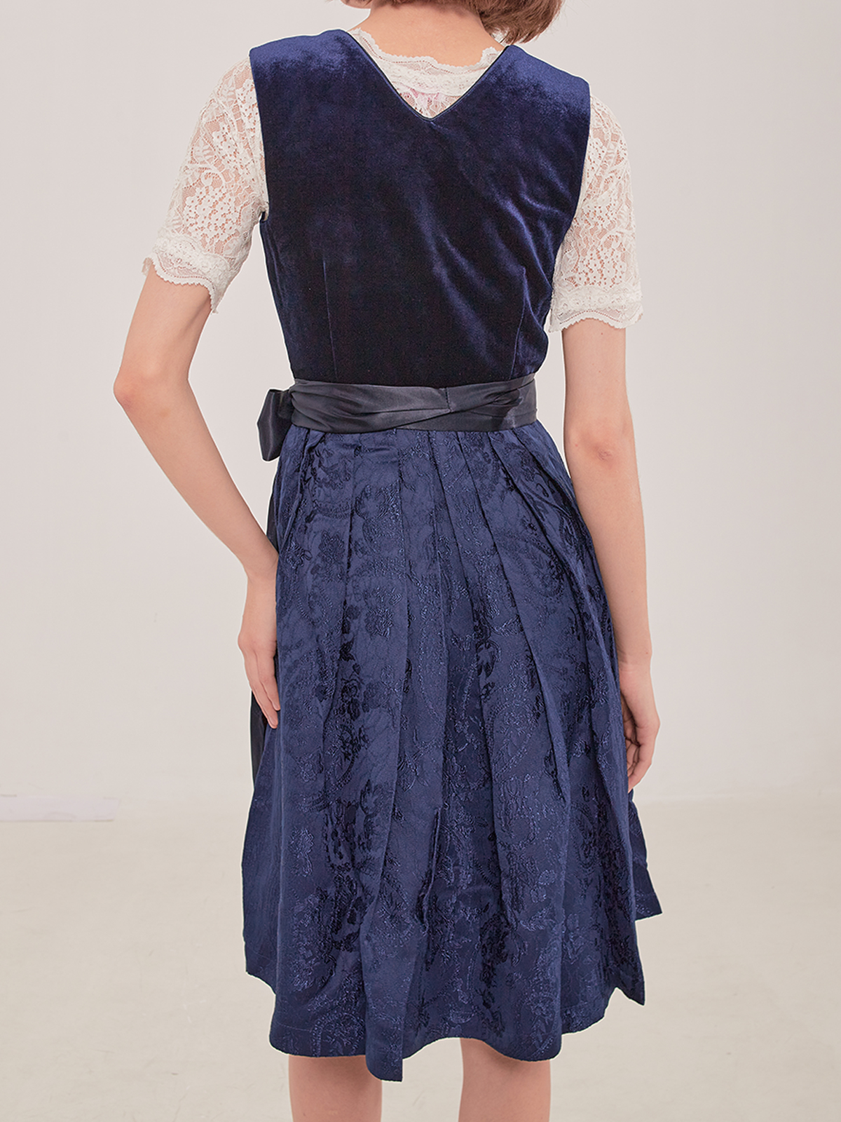 Dirndl in Blau – Eleganz und Tradition