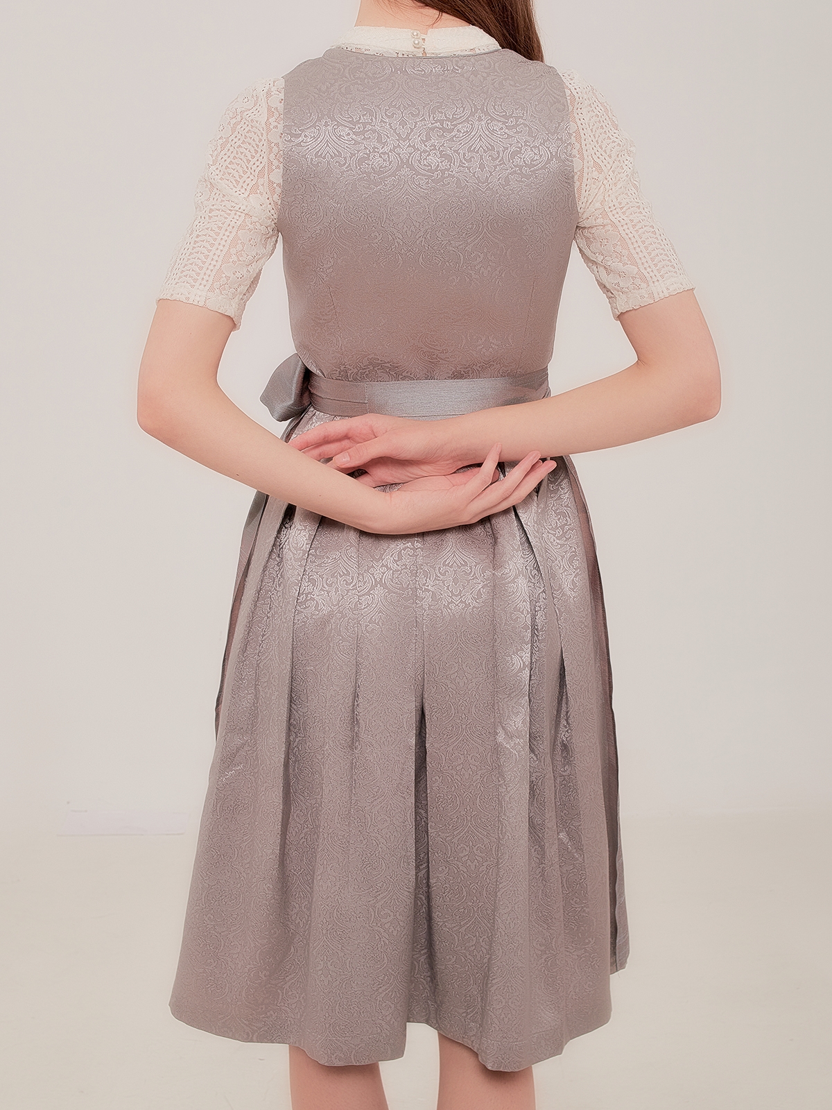 Modernes Dirndl Grün in urbanem Stil