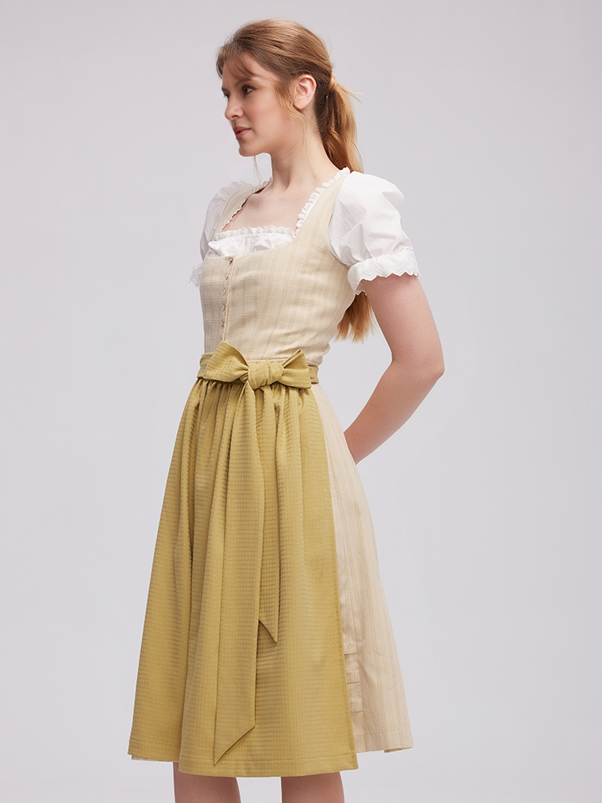 Grünes Samt-Dirndl mit traditionellem Schnitt