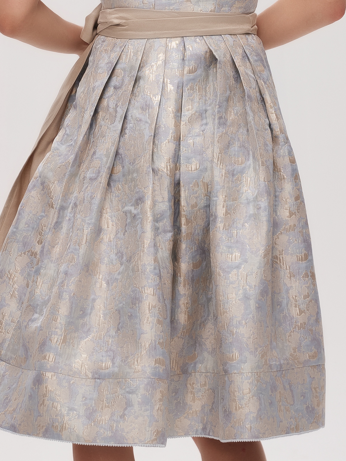 Modernes Dirndl in Blau mit femininem Schnitt