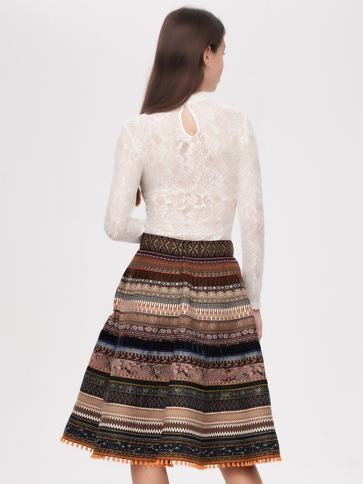 Modernes braunes Dirndl mit raffinierten Details