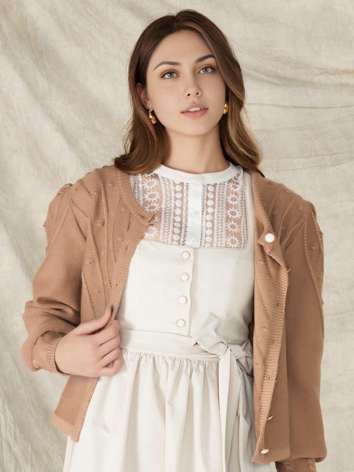 Modernes Dirndl in Braun