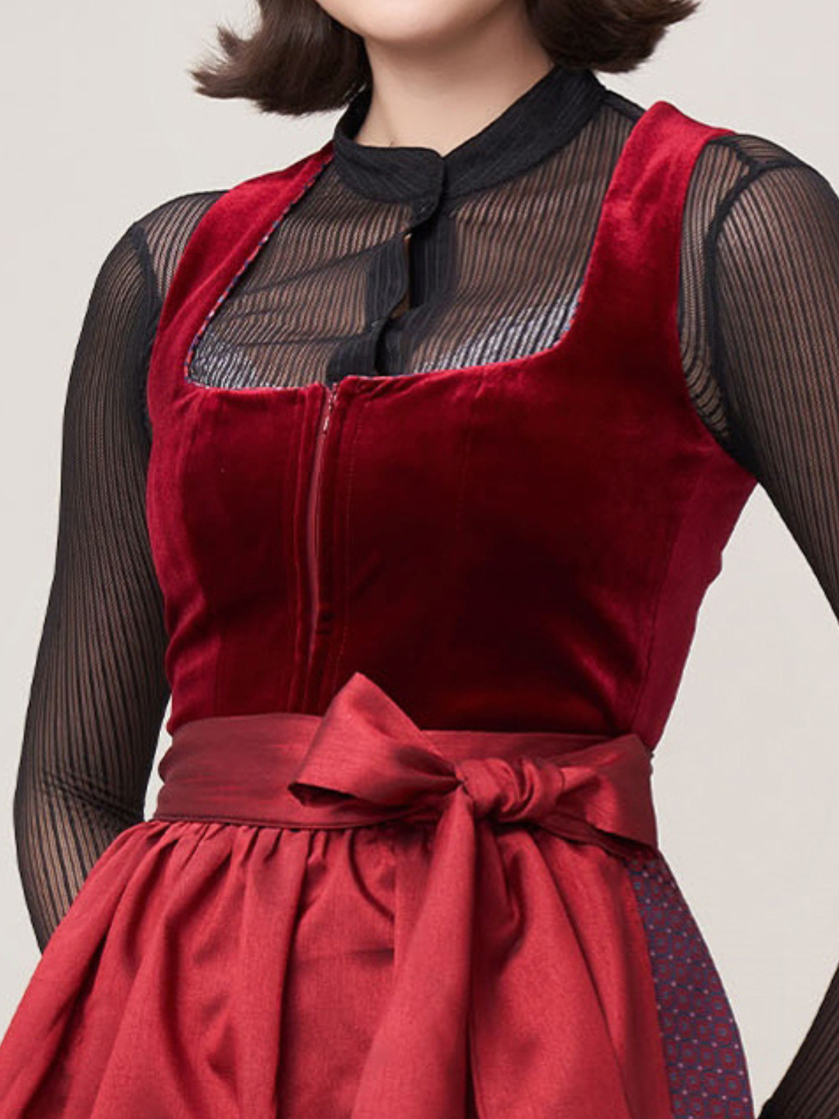Modernes Dirndl in smaragdgrün mit eleganter Silhouette