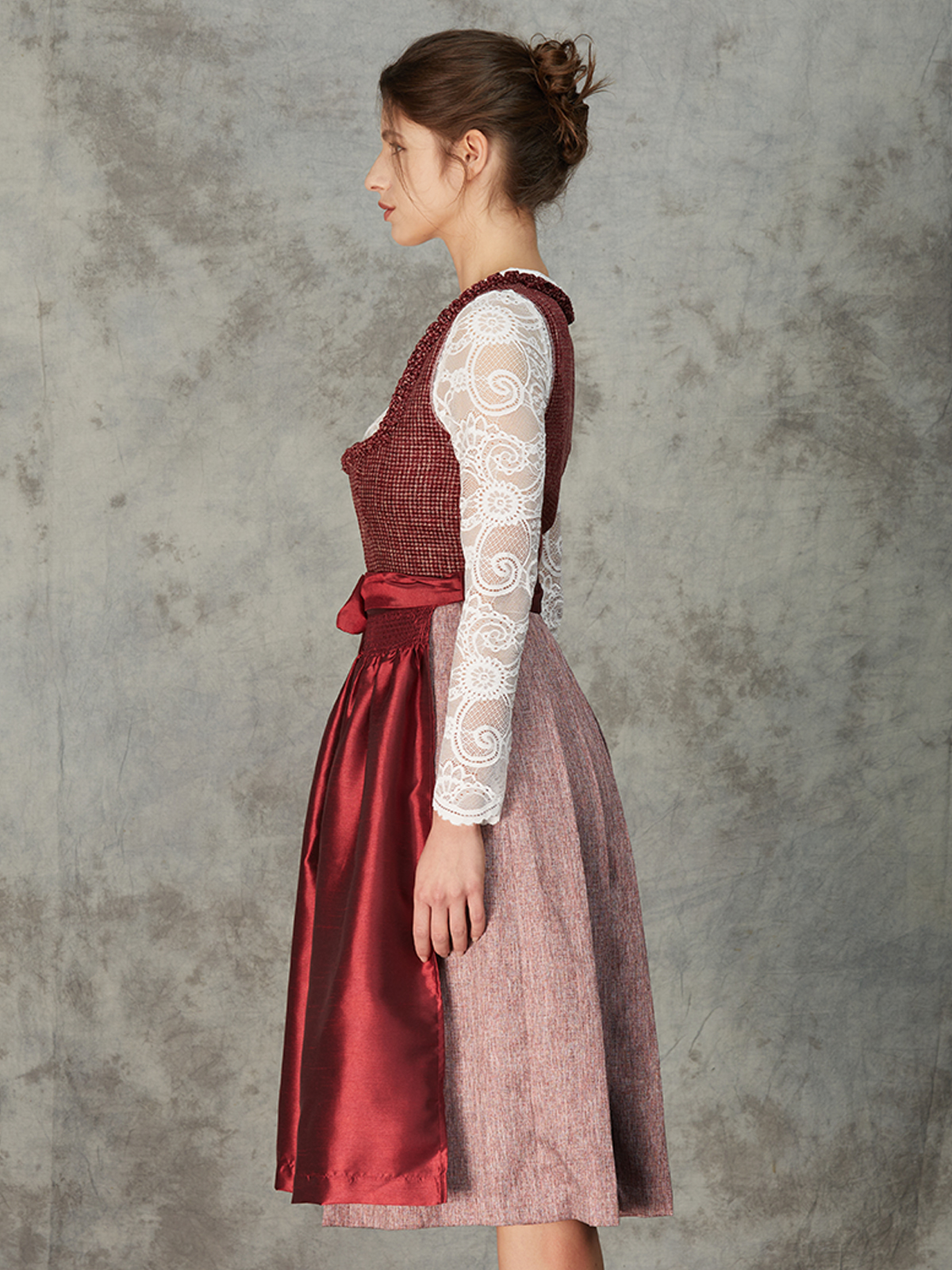 Dirndl in Rot – ein klassischer Look für Festivals und Feiern