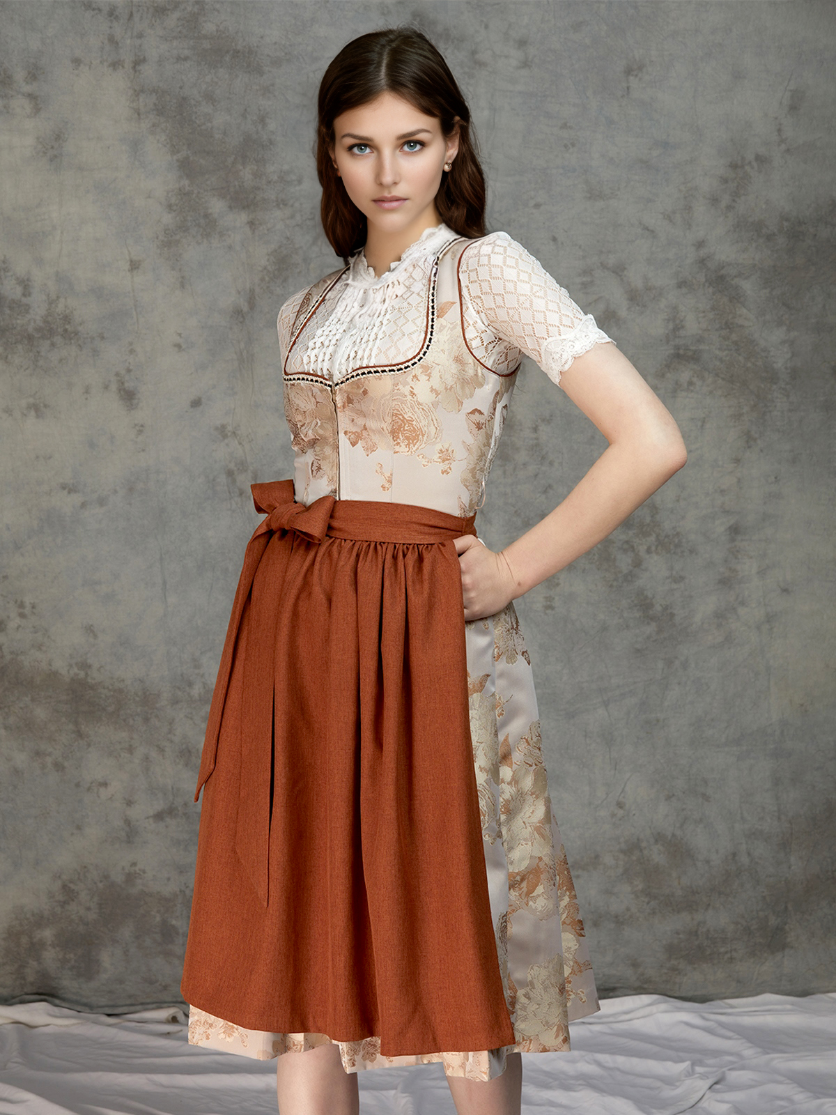 Modernes braunes Dirndl mit schlankem Schnitt