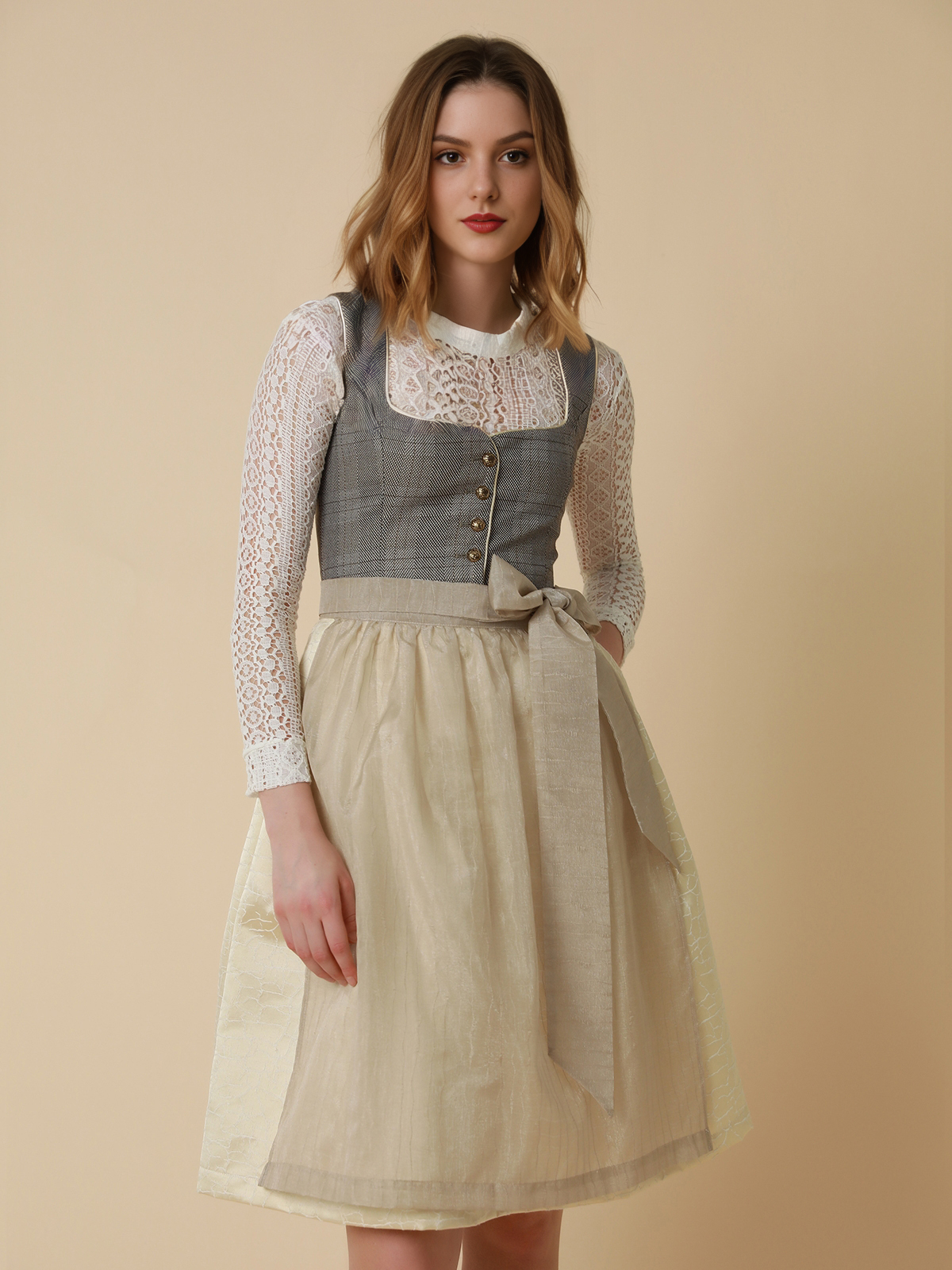 Modernes graues Dirndl mit schmeichelhaftem Schnitt