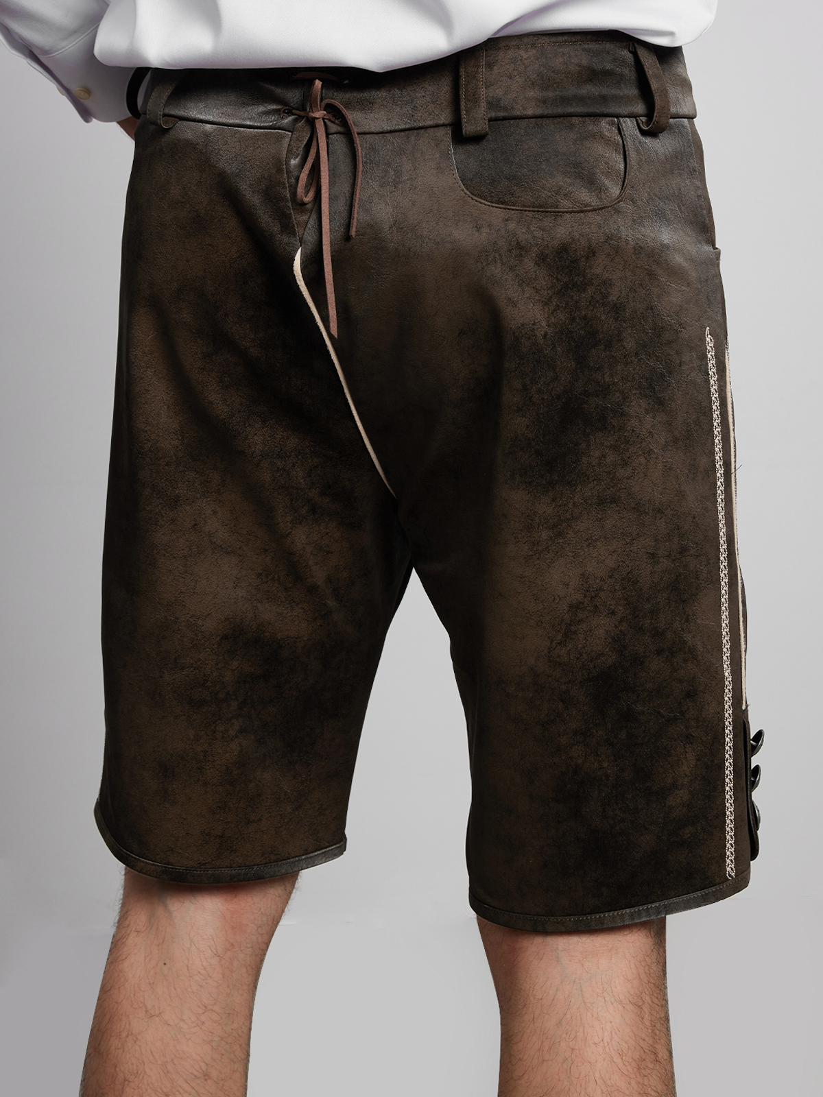 Modernes Dirndl in Braun mit schmaler Taille und eleganter Länge