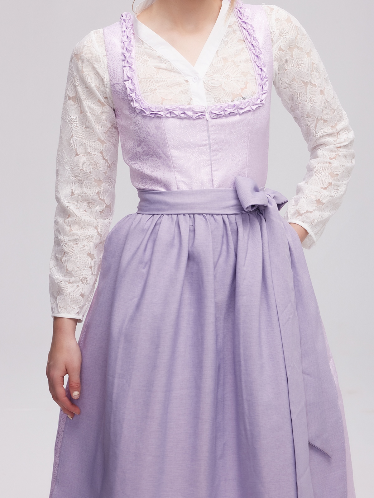 Modernes lila Dirndl mit schmeichelndem Schnitt