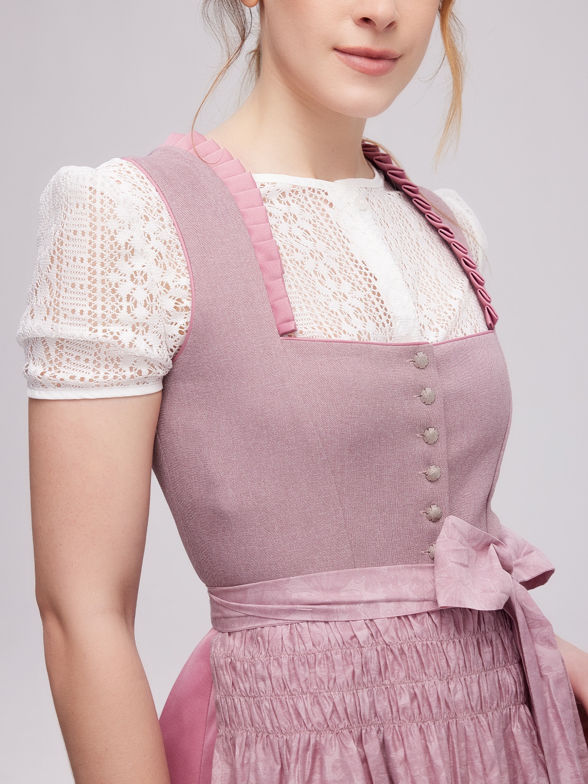 Elegantes rotes Dirndl mit traditionellen Details