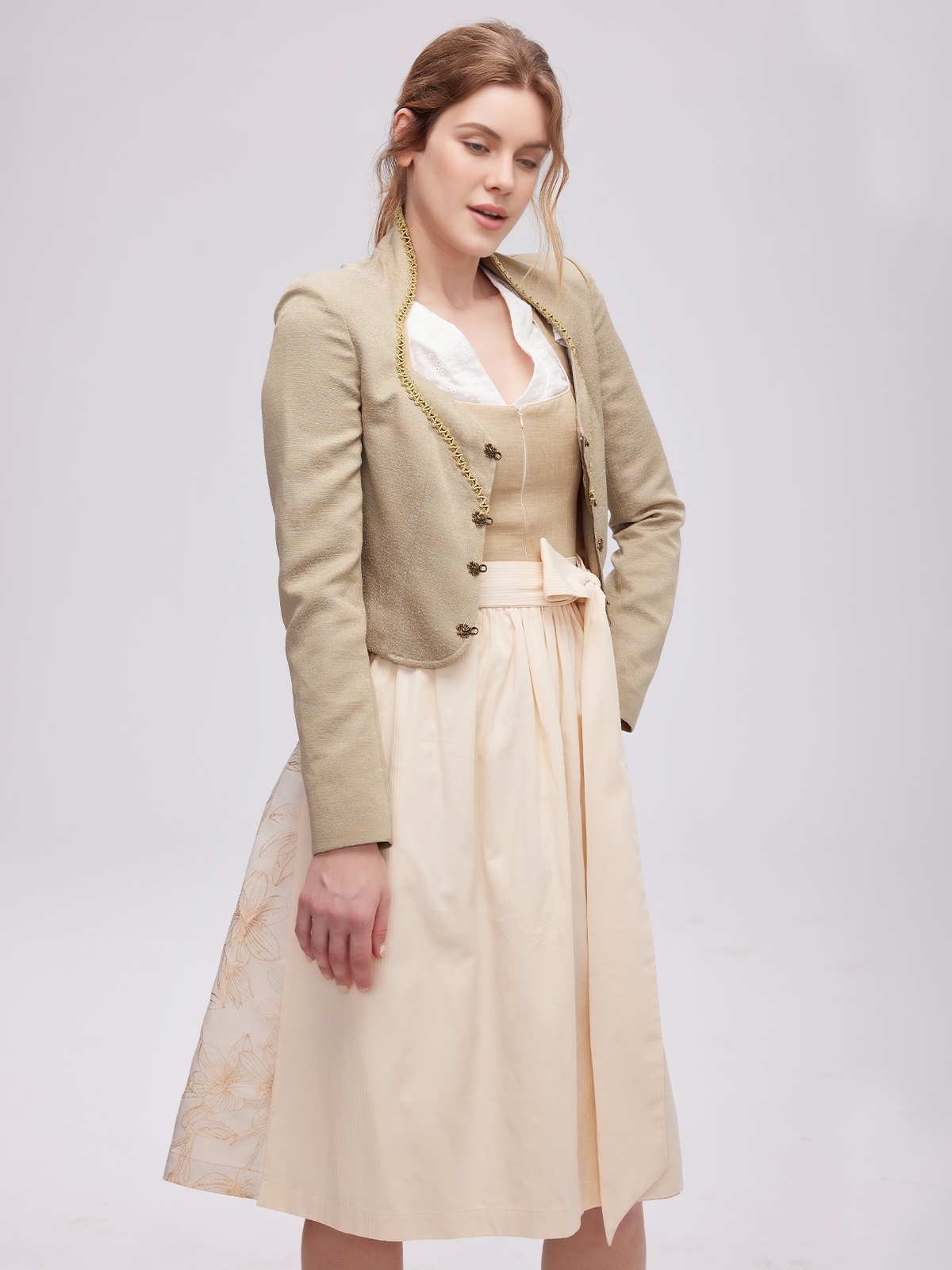 Pinkes Dirndl mit modernem Schnitt