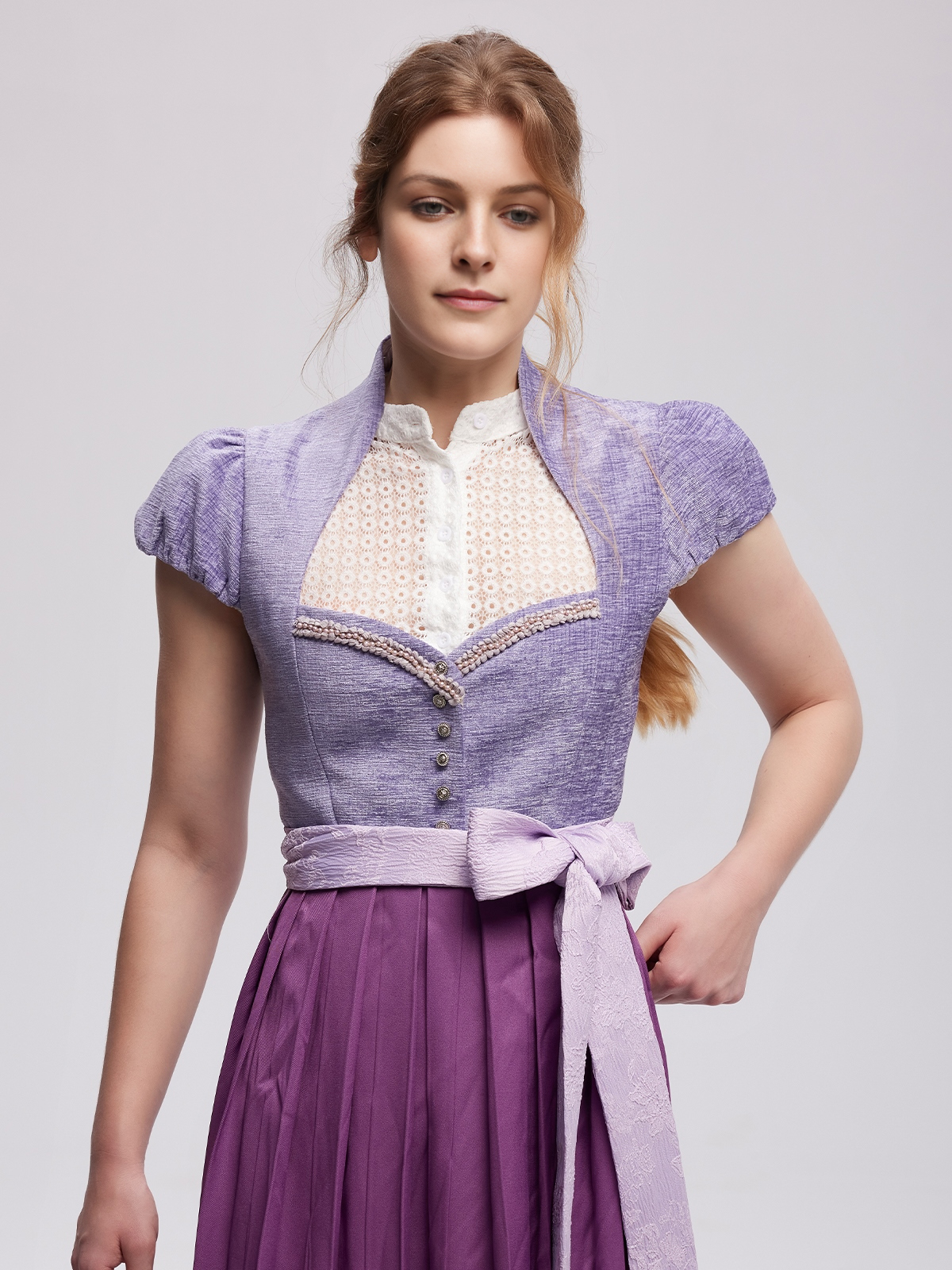 Dirndl samt schwarz in lila Akzenten
