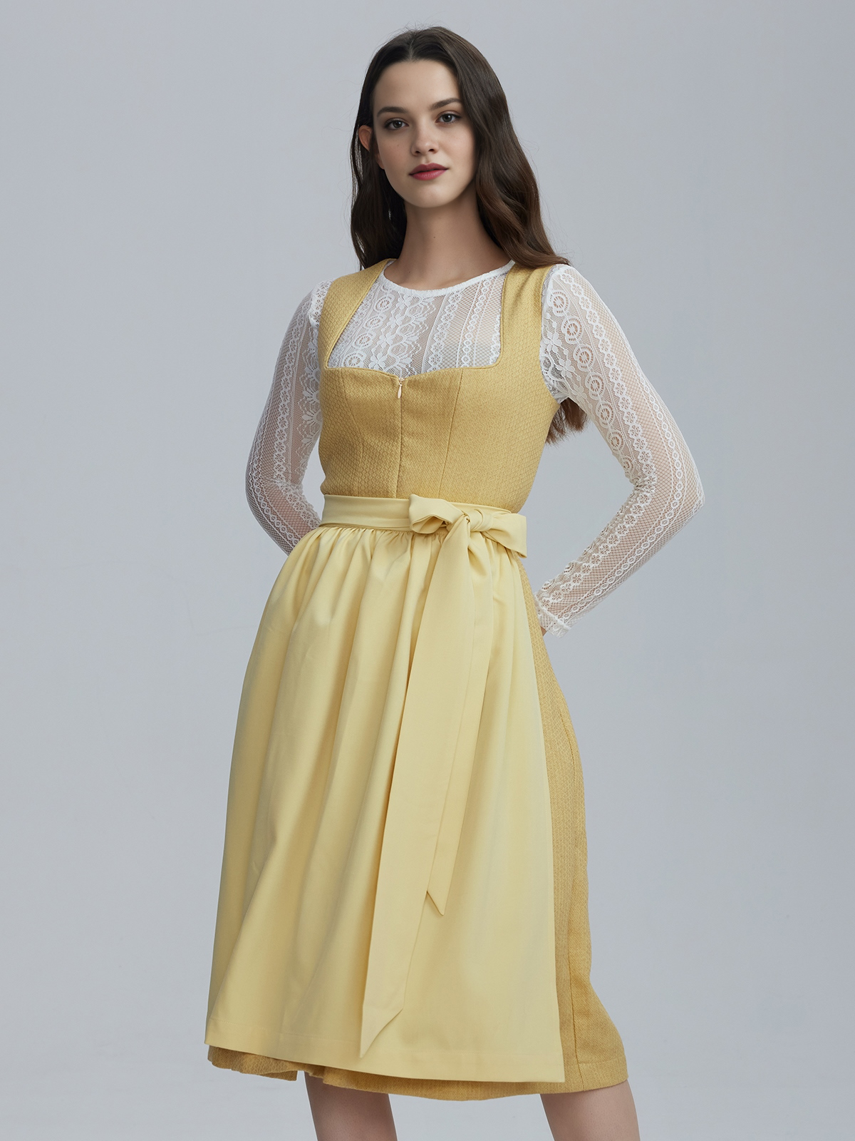 Ein elegantes rot-grünes Dirndl mit floralen Details
