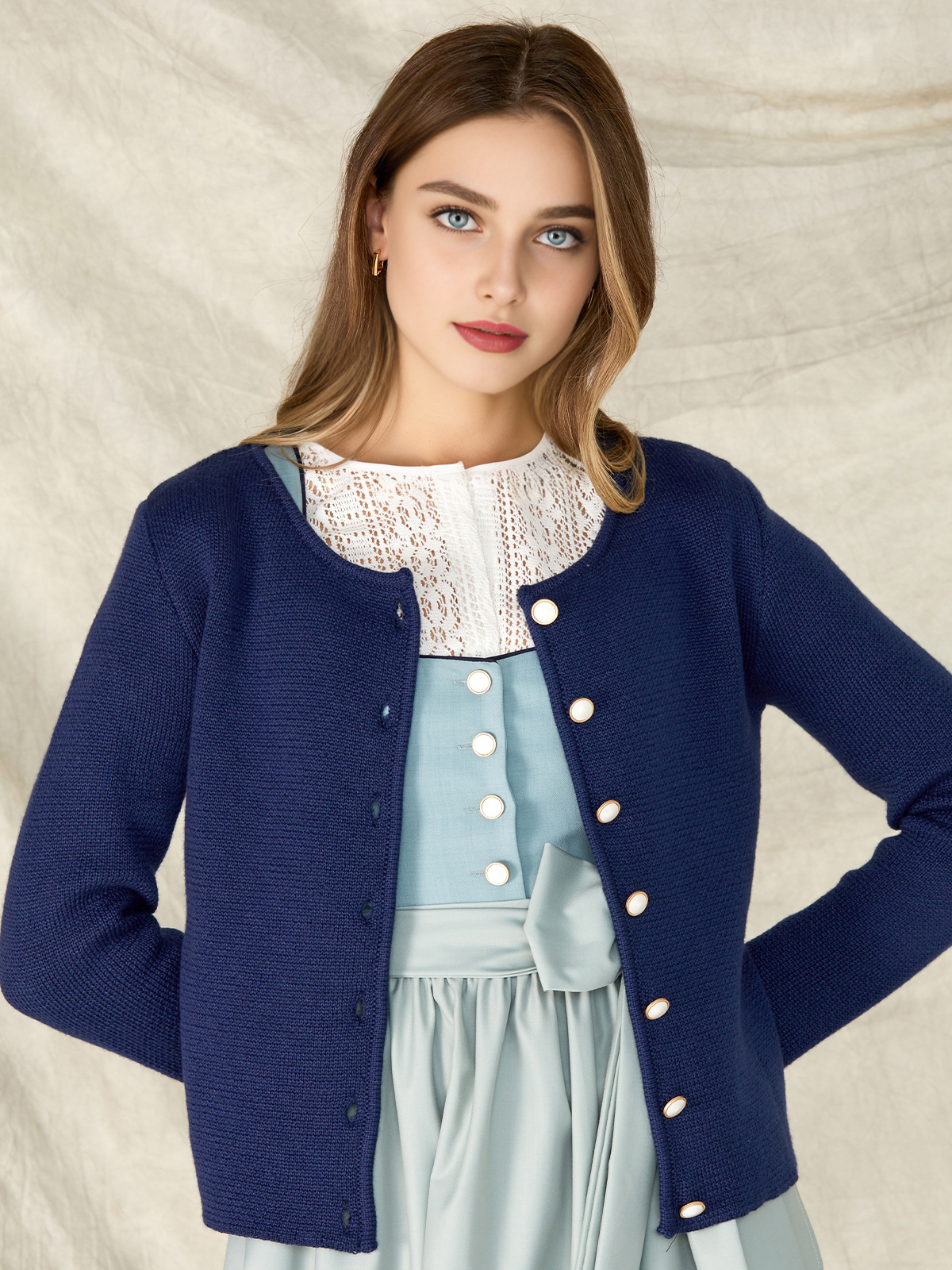 Ein elegantes pinkes Dirndl mit modernem Schnitt