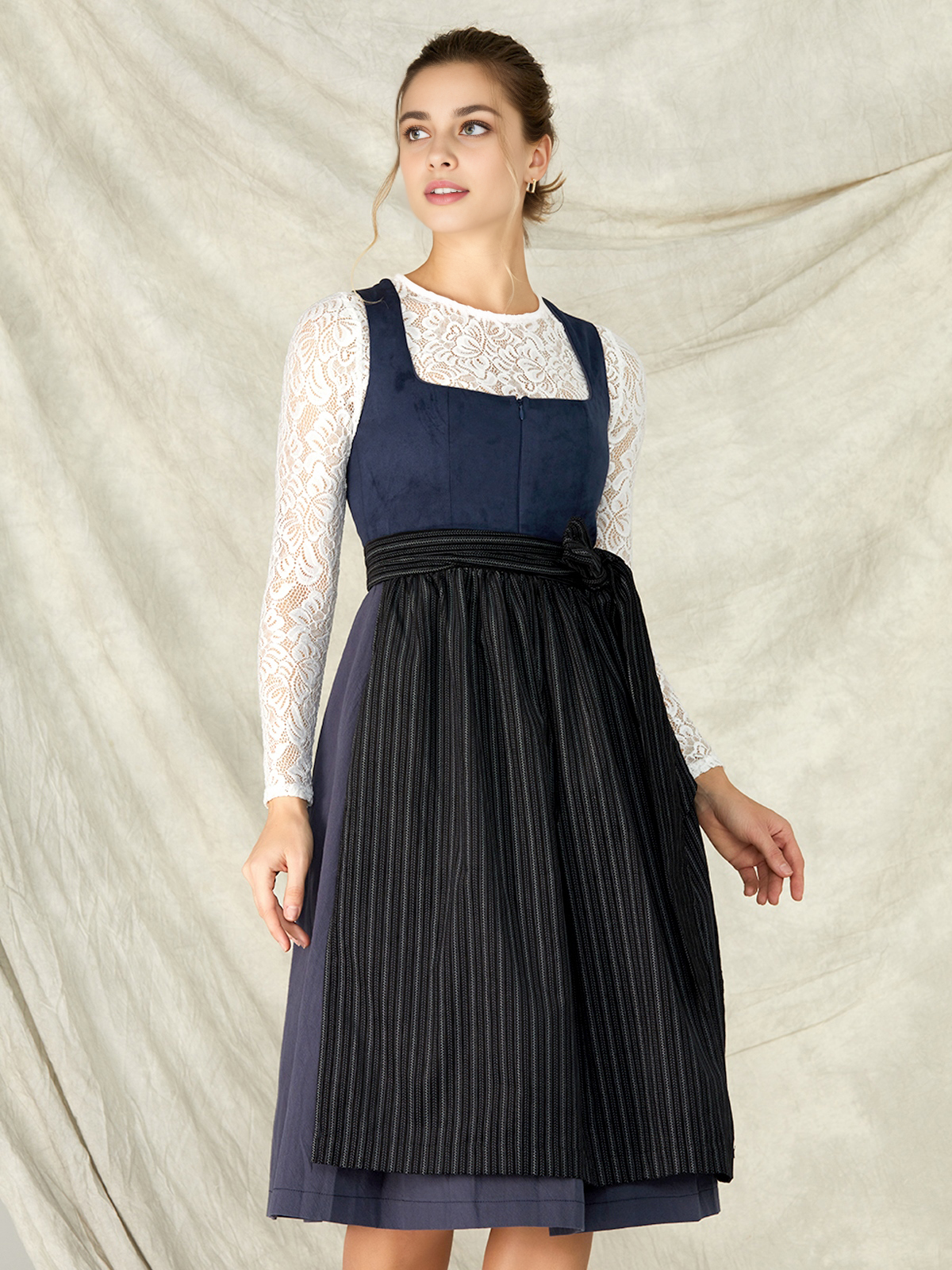 Dirndl-Schürze in Blau und Rot