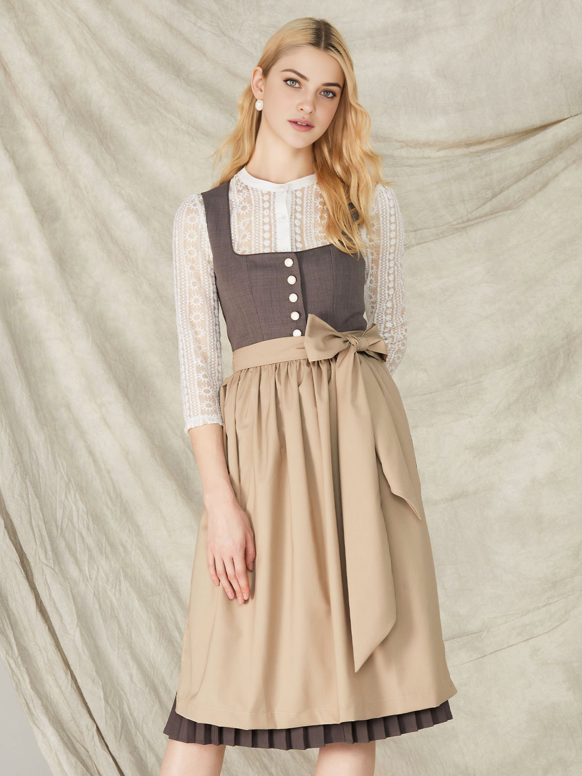 Modernes Dirndl in Grau mit figurbetonter Taille