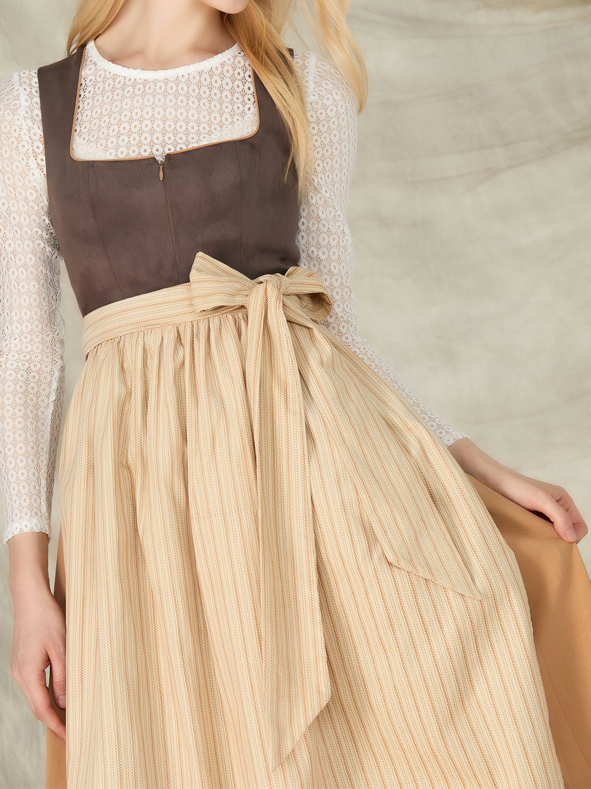 Traditionelles Jeinn Dirndl in Braun