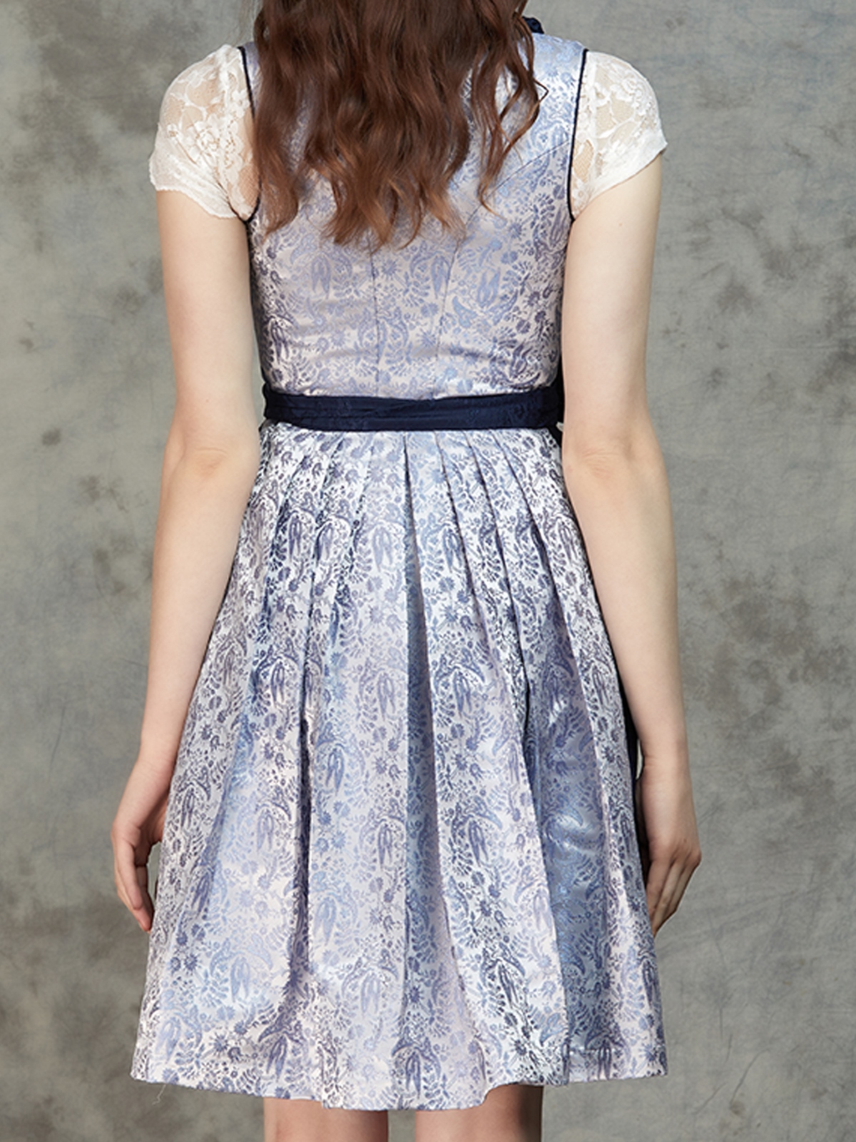 Modernes Dirndl in Blau – perfekt für Stadt und Fest