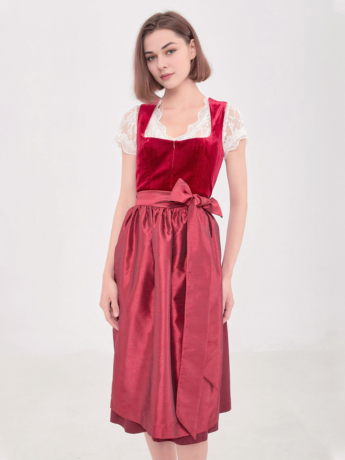 Blaues Dirndl mit traditioneller Stickerei
