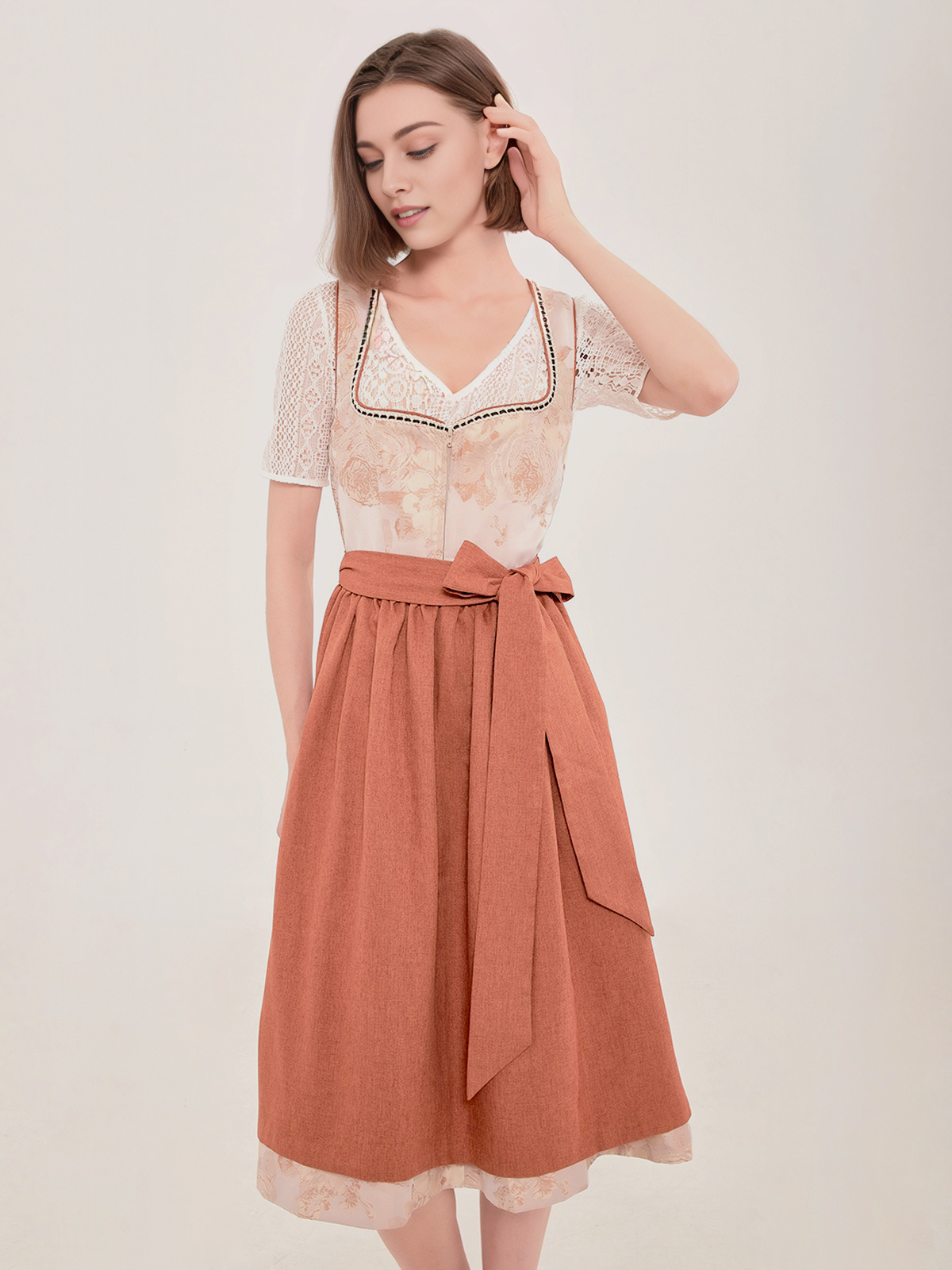 Dirndl in Braun mit traditionellem Schnitt