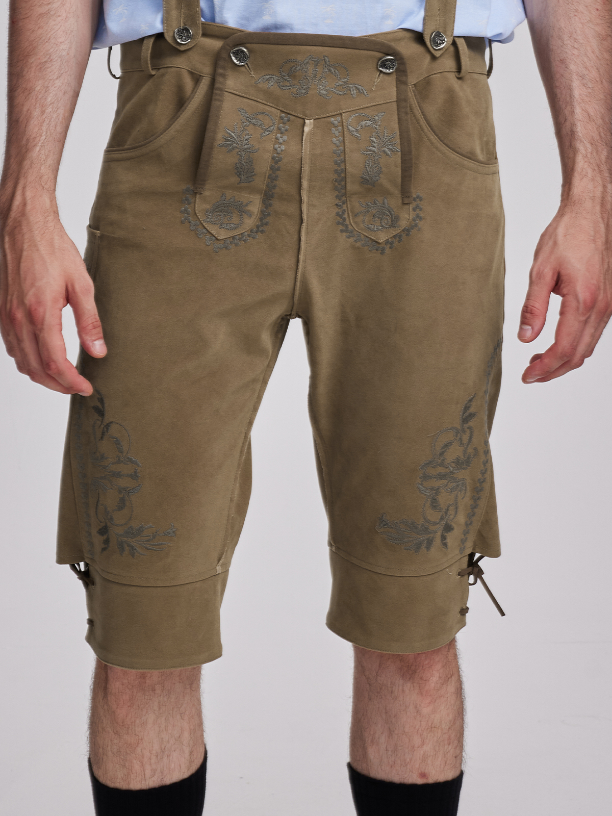Dirndl mit Lederhose – ein ungewöhnlicher Mix