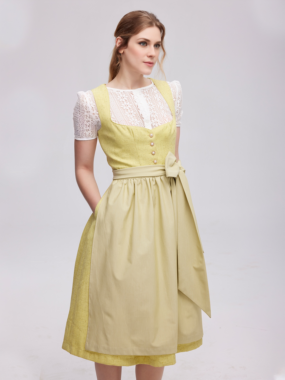 Elegantes gelbes Dirndl mit floralen Details