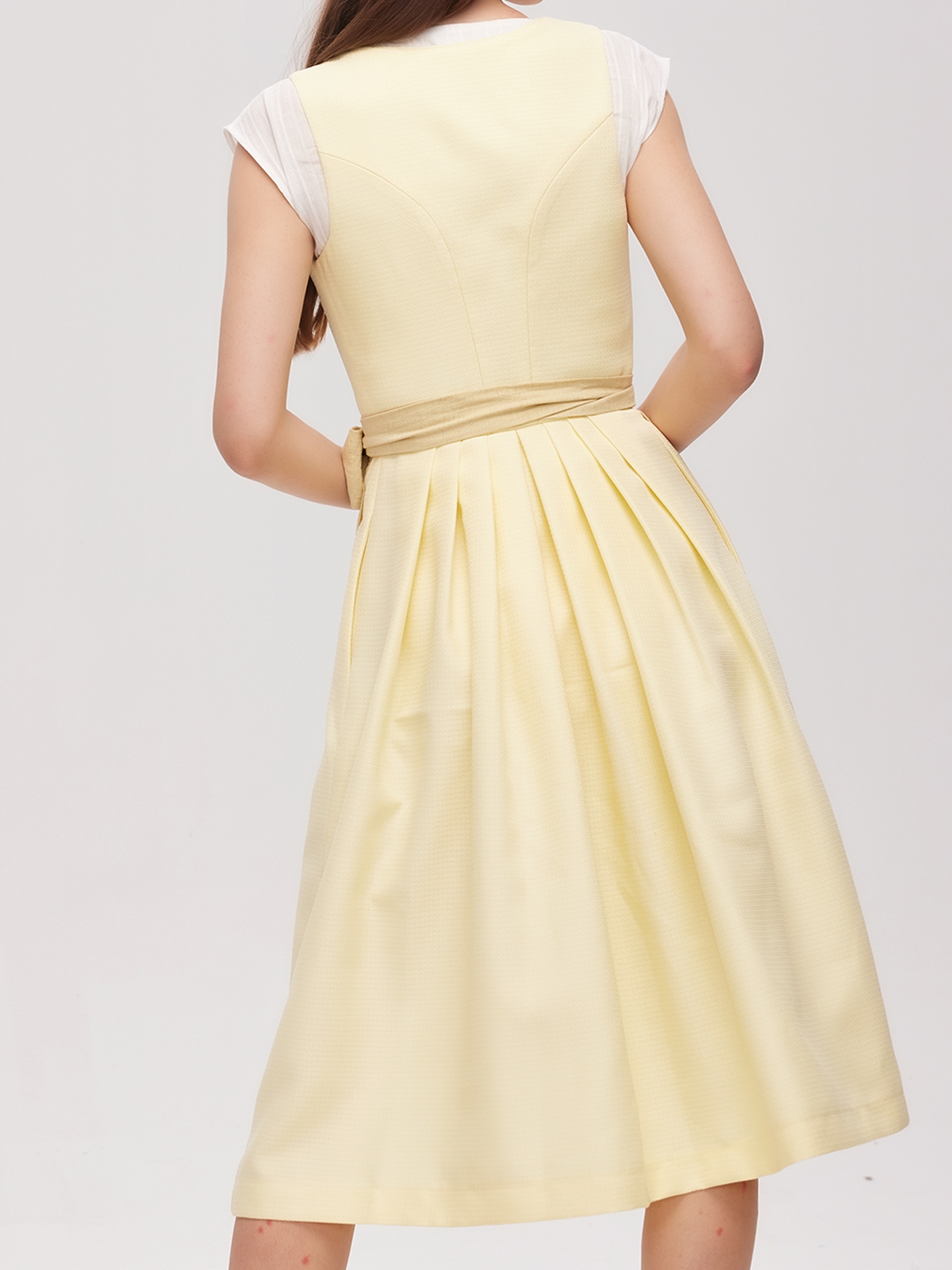 Oranges Dirndl mit modernem Schnitt