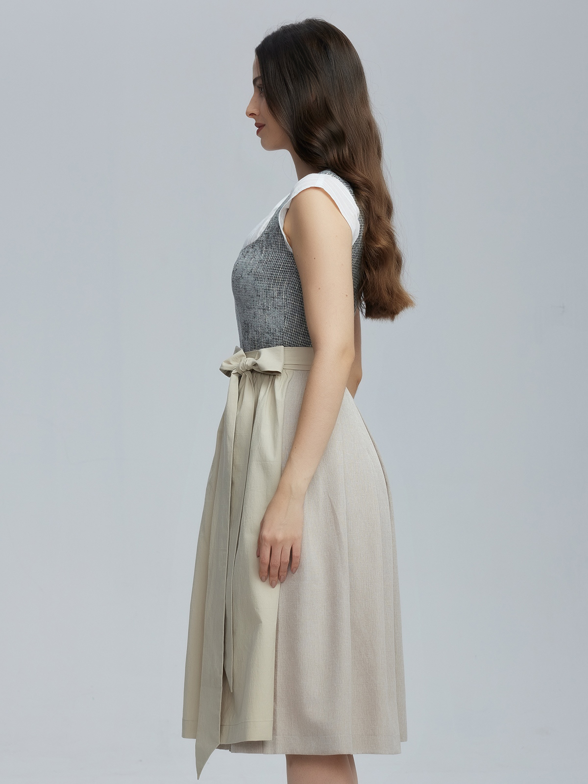 Ein modernes Dirndl in Grün mit floralen Details
