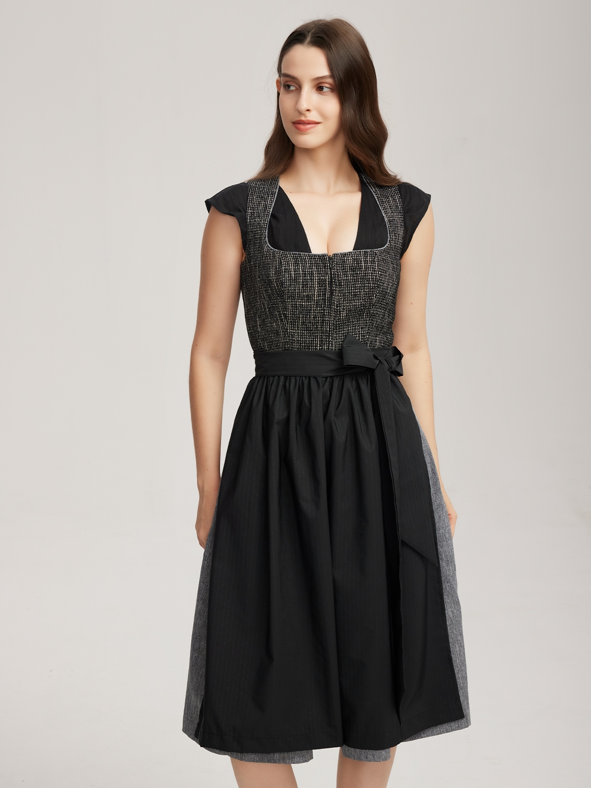 Jamei Dirndl in Schwarz mit modernem Schnitt