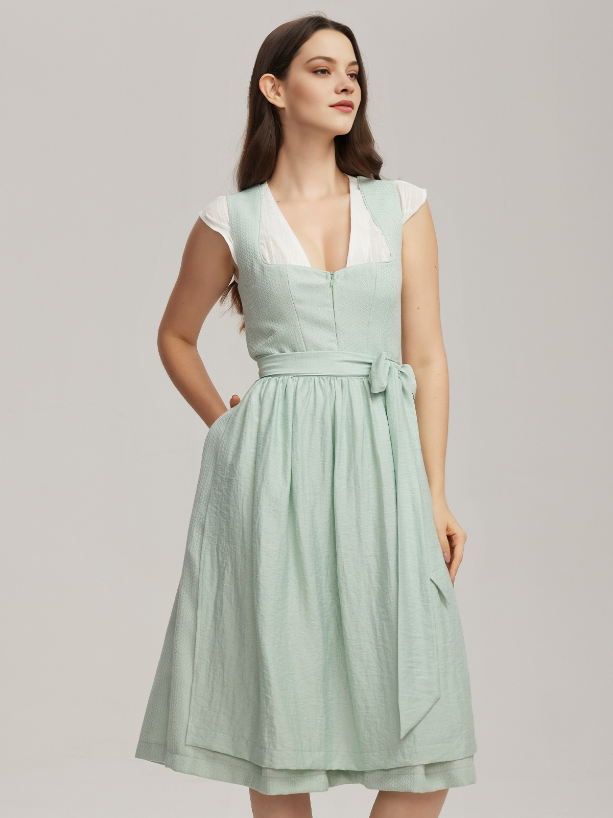 Schwarzes Dirndl mit grüner Schürze