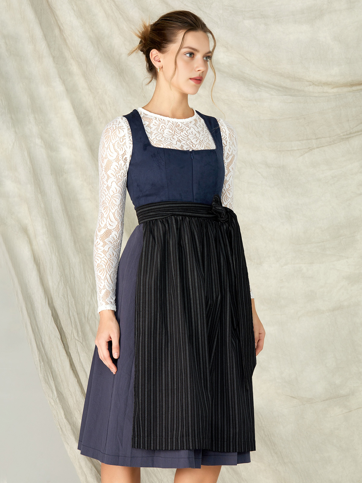 Dirndl in Blau mit Spitzenbluse