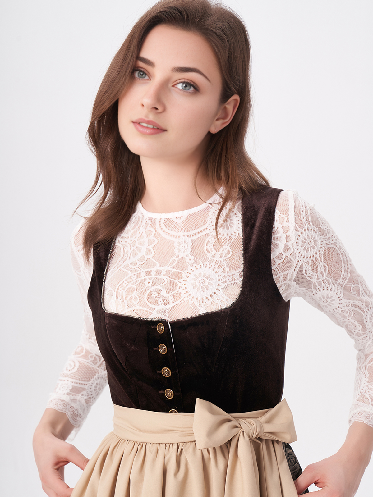 Ein dunkelblaues Dirndl mit feinen Stickereien und hochwertigem Stoff
