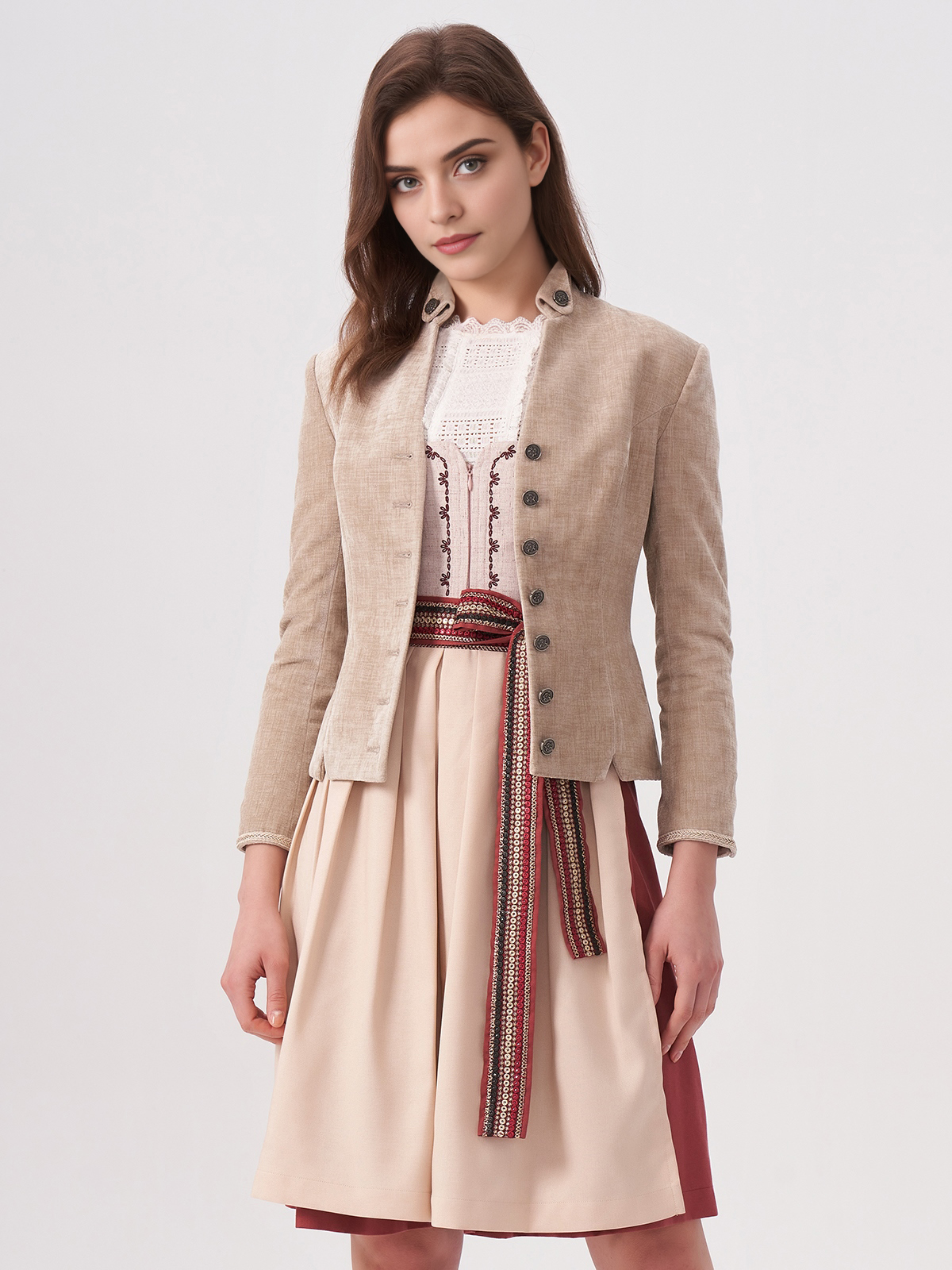Modernes Dirndl in Beige – perfekt für den urbanen Stil