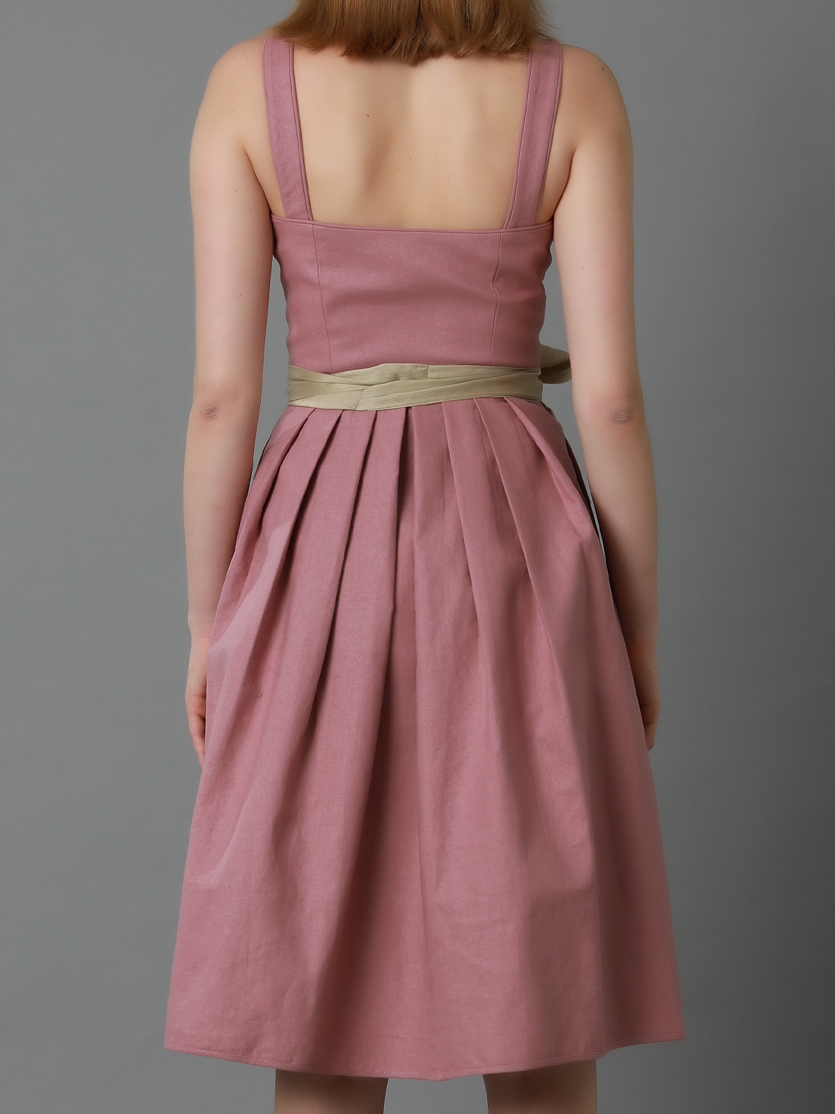 Elegantes weißes Dirndl mit rosa Schürze