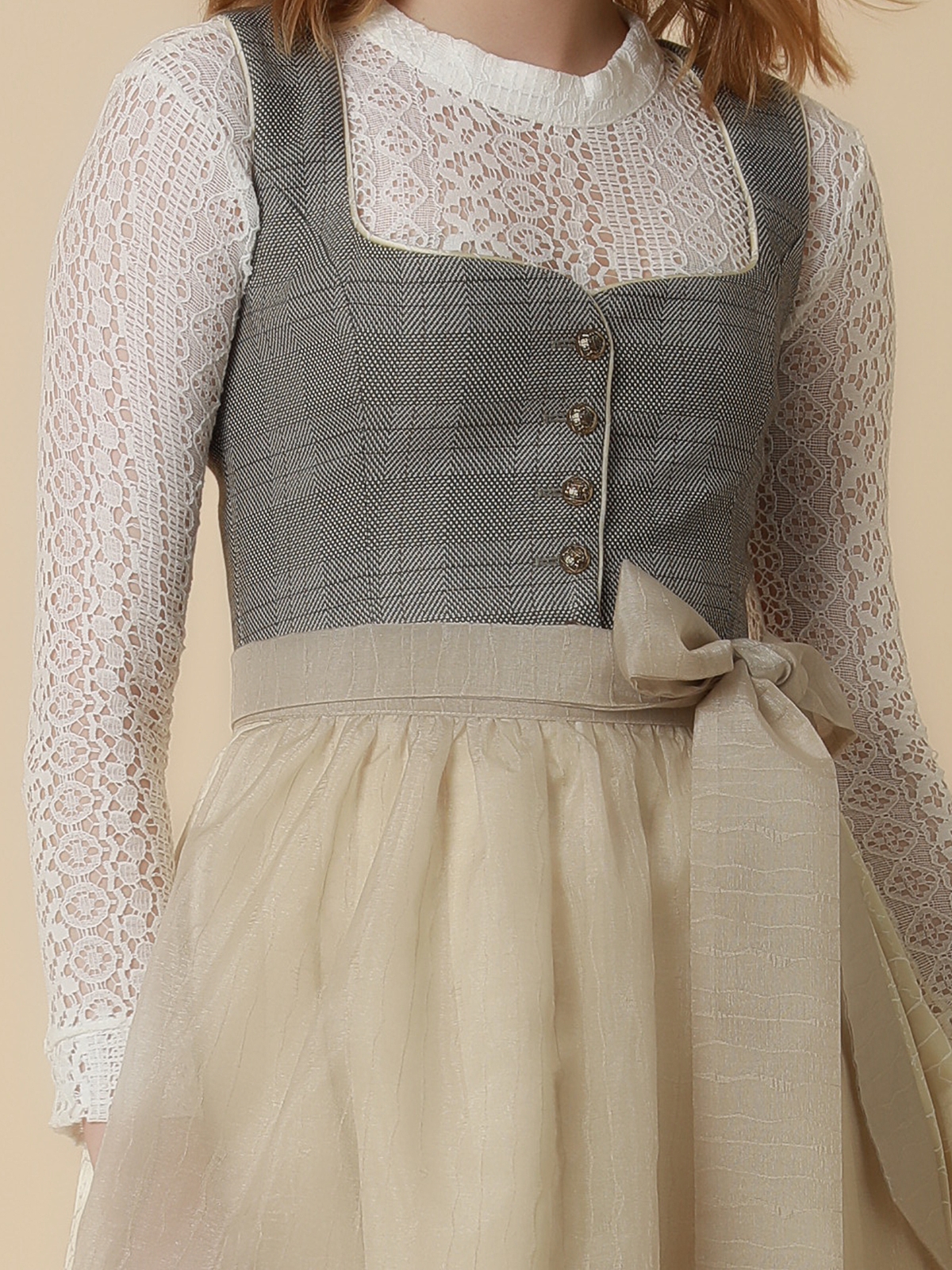 Elegantes graues Ja Mei Dirndl mit modernem Schnitt