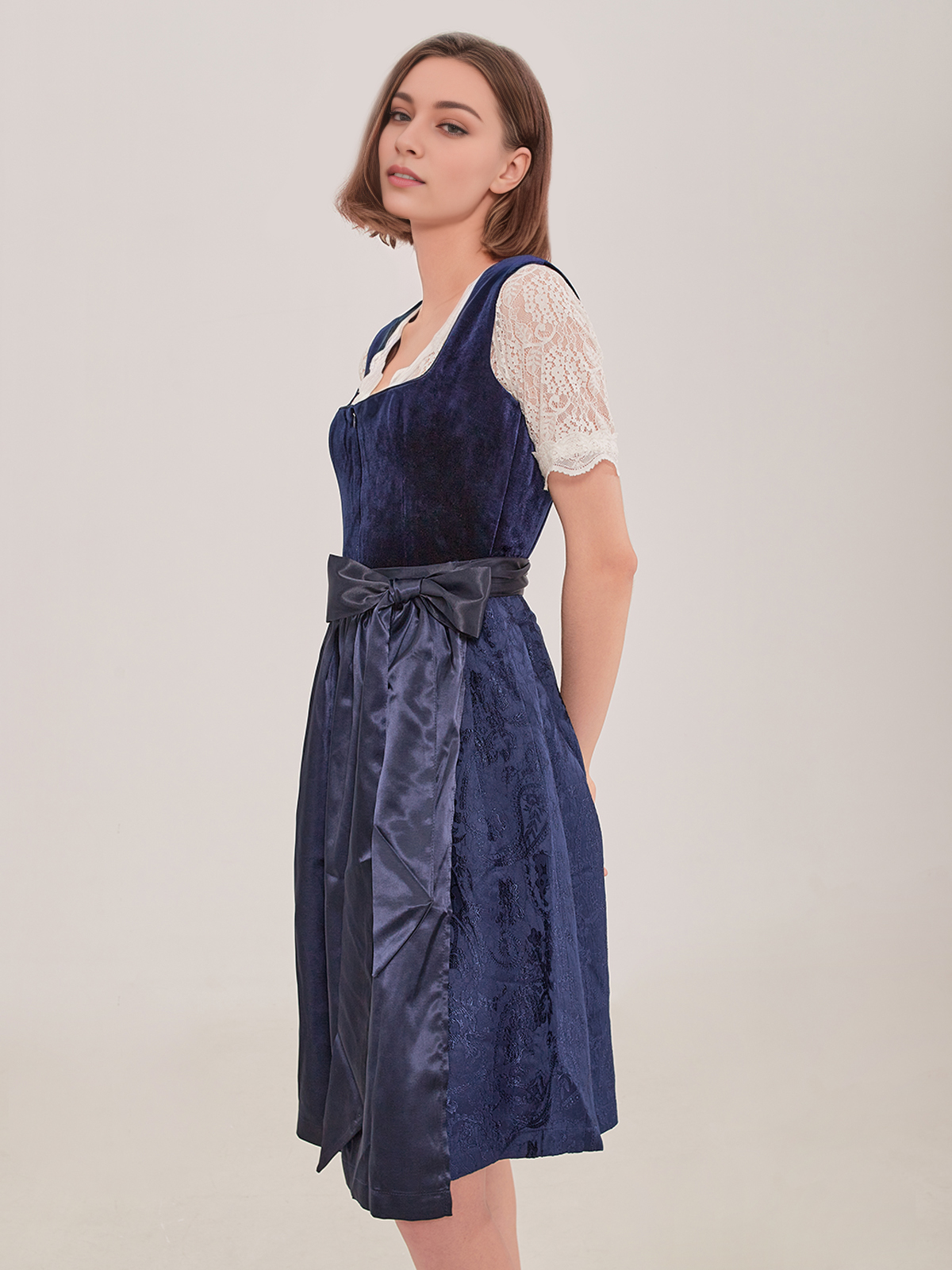 Modernes blaues Dirndl mit raffiniertem Schnitt