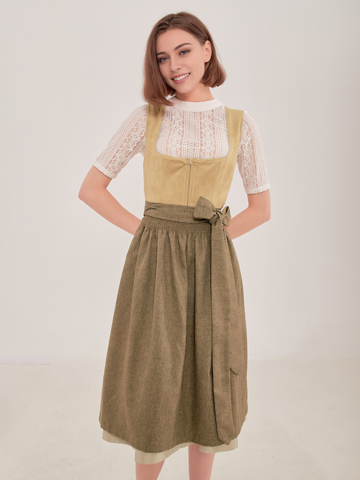 Modernes Dirndl in Hellblau mit femininem Schnitt