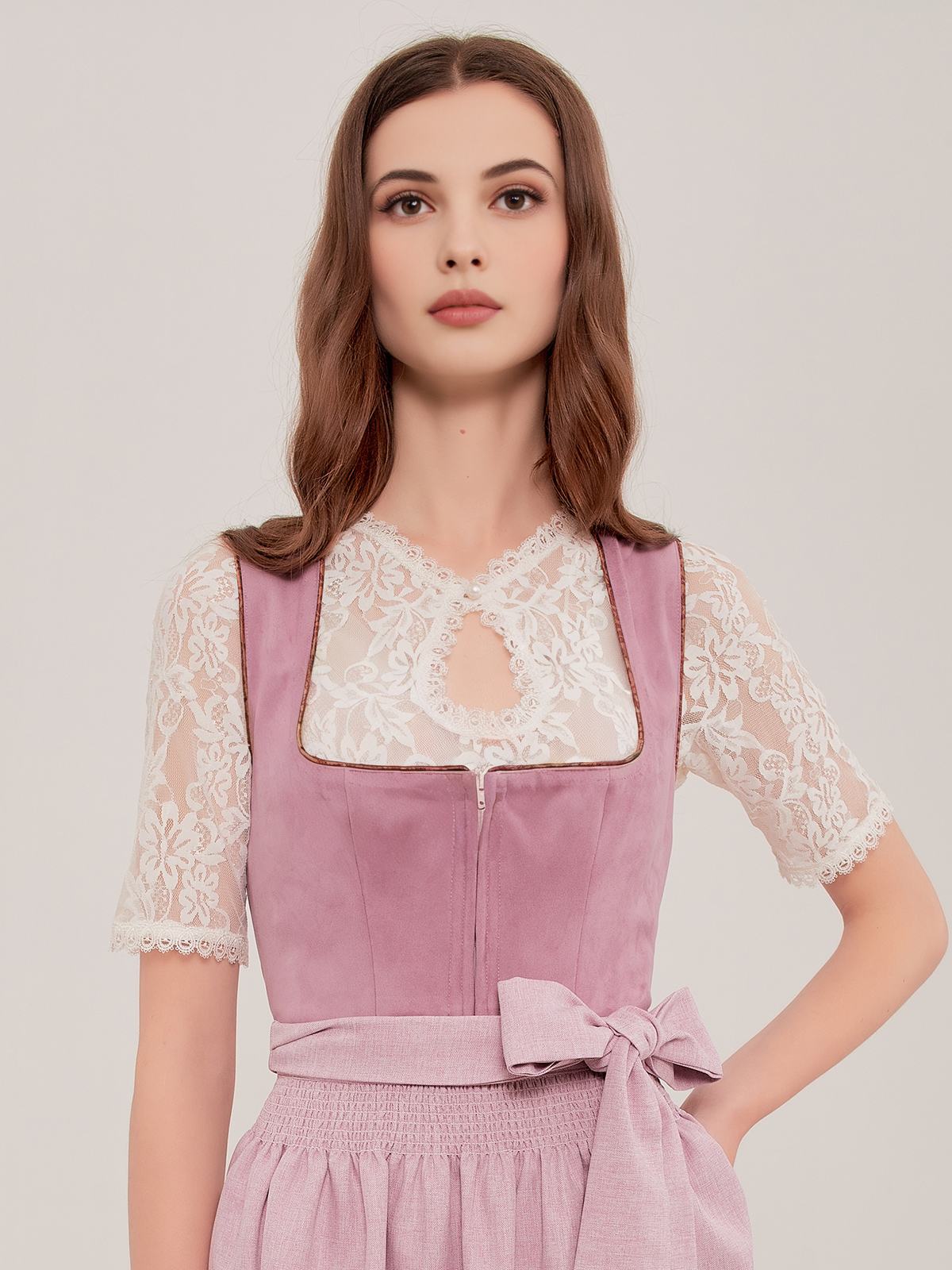 Modernes Dirndl in Lila – Eleganz mit urbanem Flair