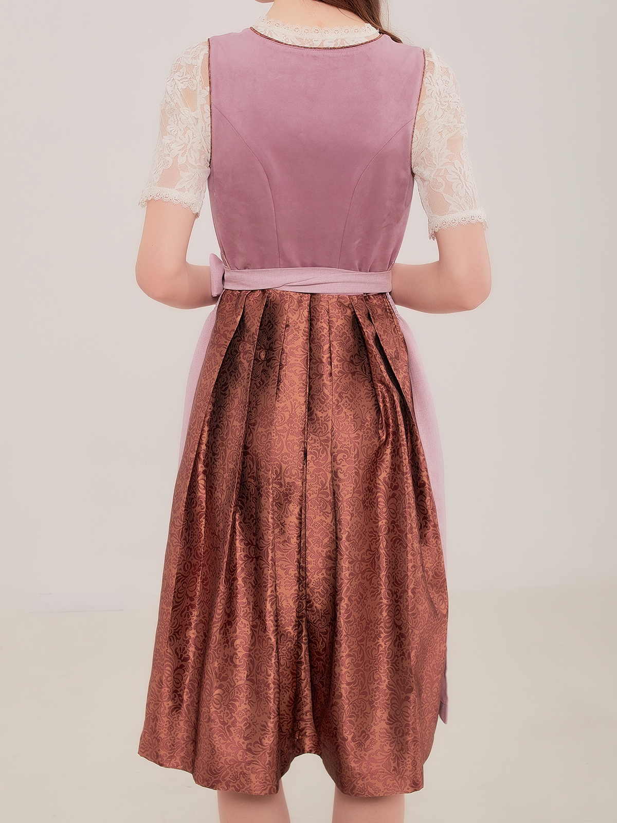 Modernes Dirndl mit Herzausschnitt in Lila
