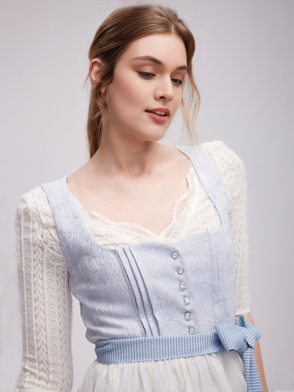 Trachtenrock in Blau mit traditionellen Stickereien