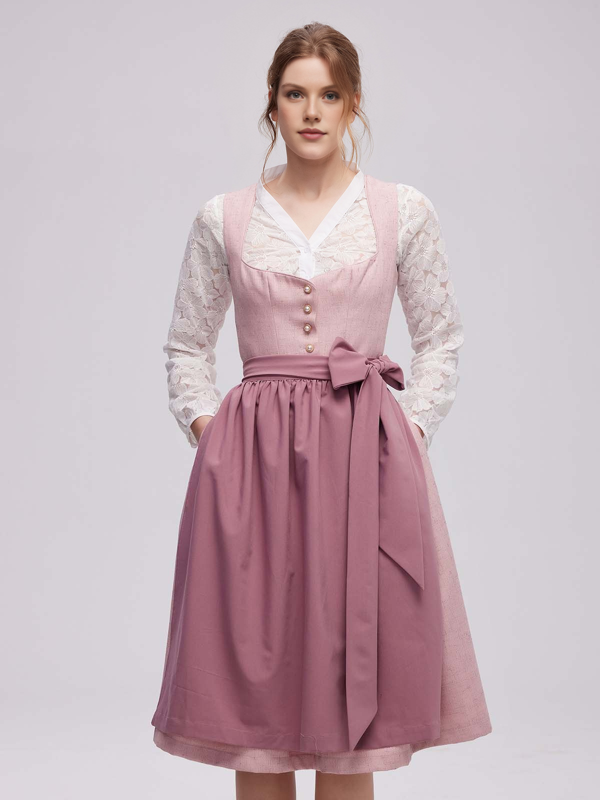 Modernes Dirndl in Rosa mit hellblauer Bluse