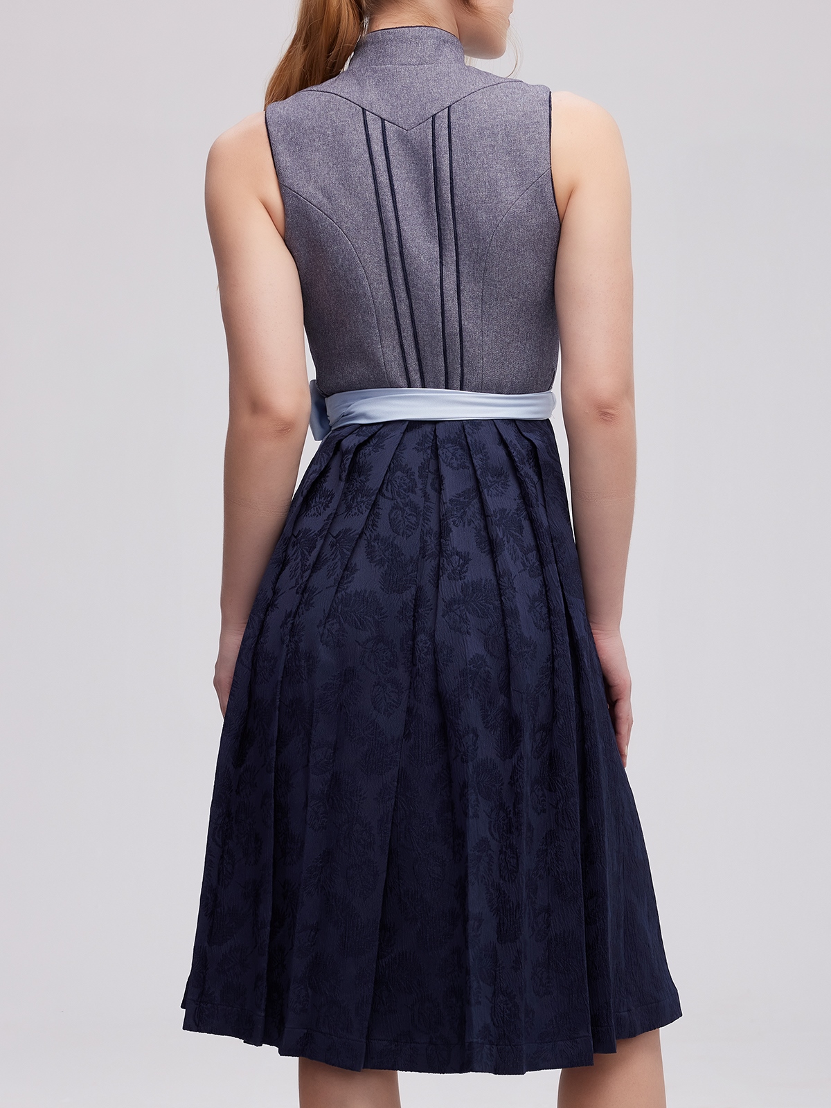 Modernes Dirndl mit Miederhaken