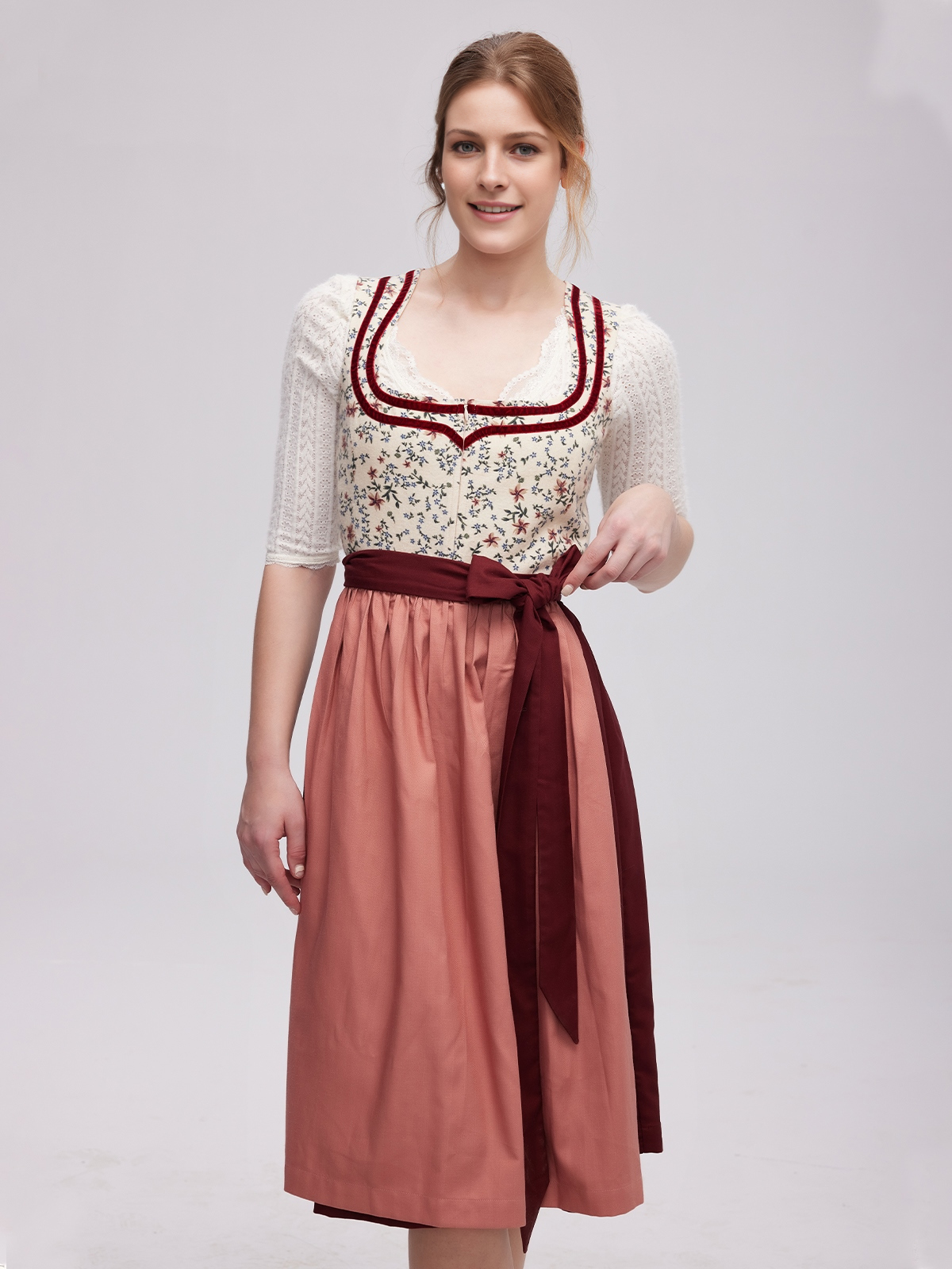 Moderne Dirndlbluse in Weiß mit femininem Schnitt