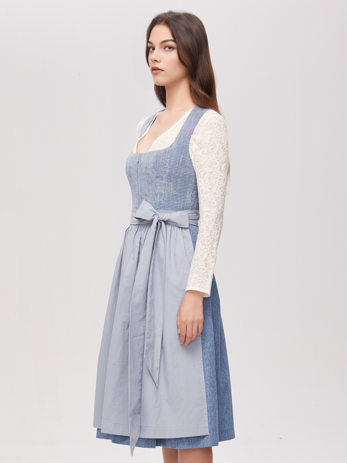 Elegantes blaues Dirndl mit traditioneller Stickerei