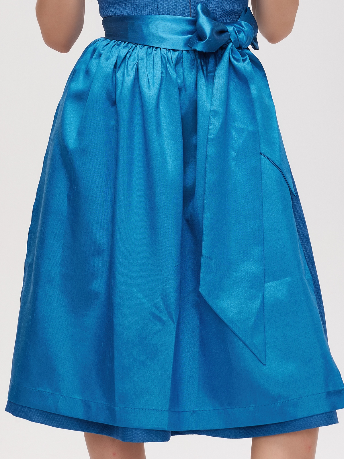 Modernes Dirndl in Blau mit femininem Schnitt