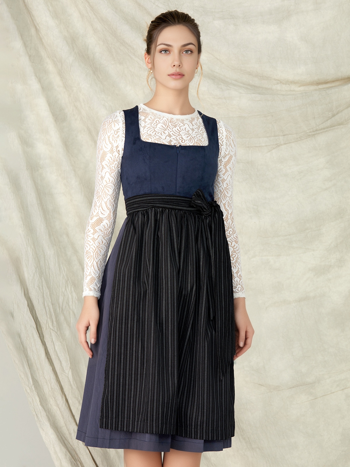 Beige Dirndl mit blauen Akzenten