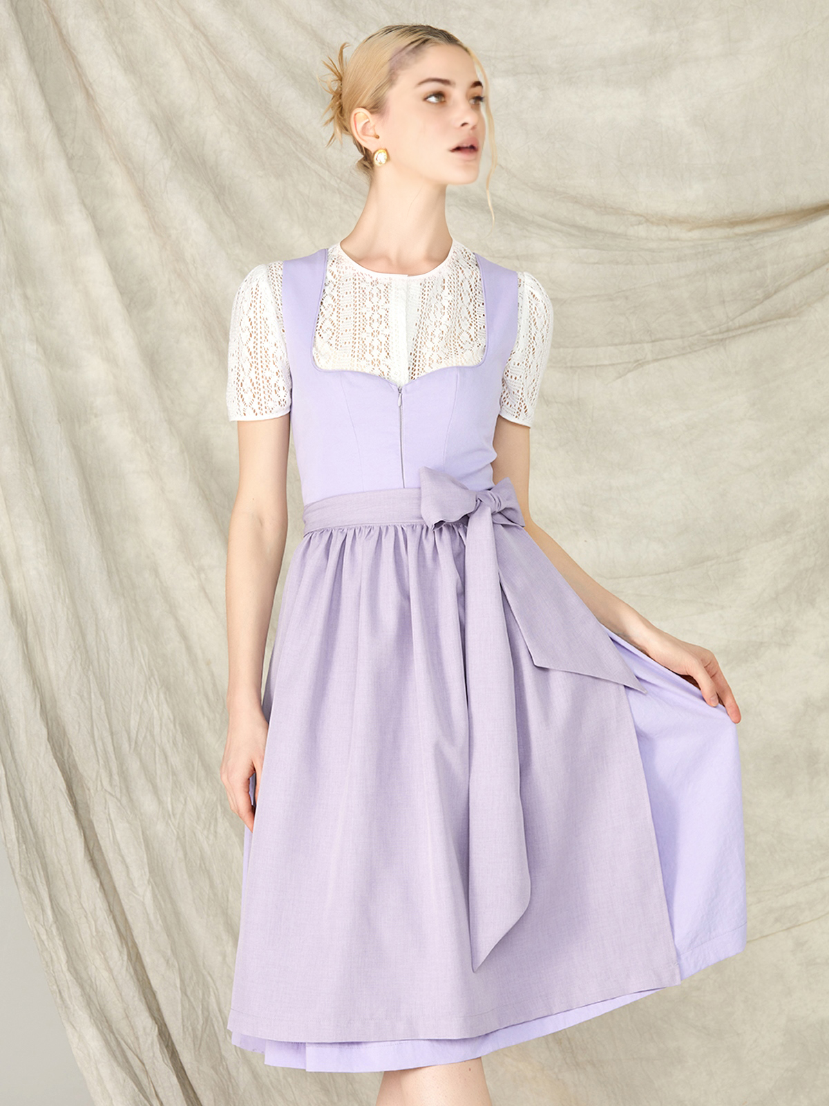 Dirndl aus Samt in Lila