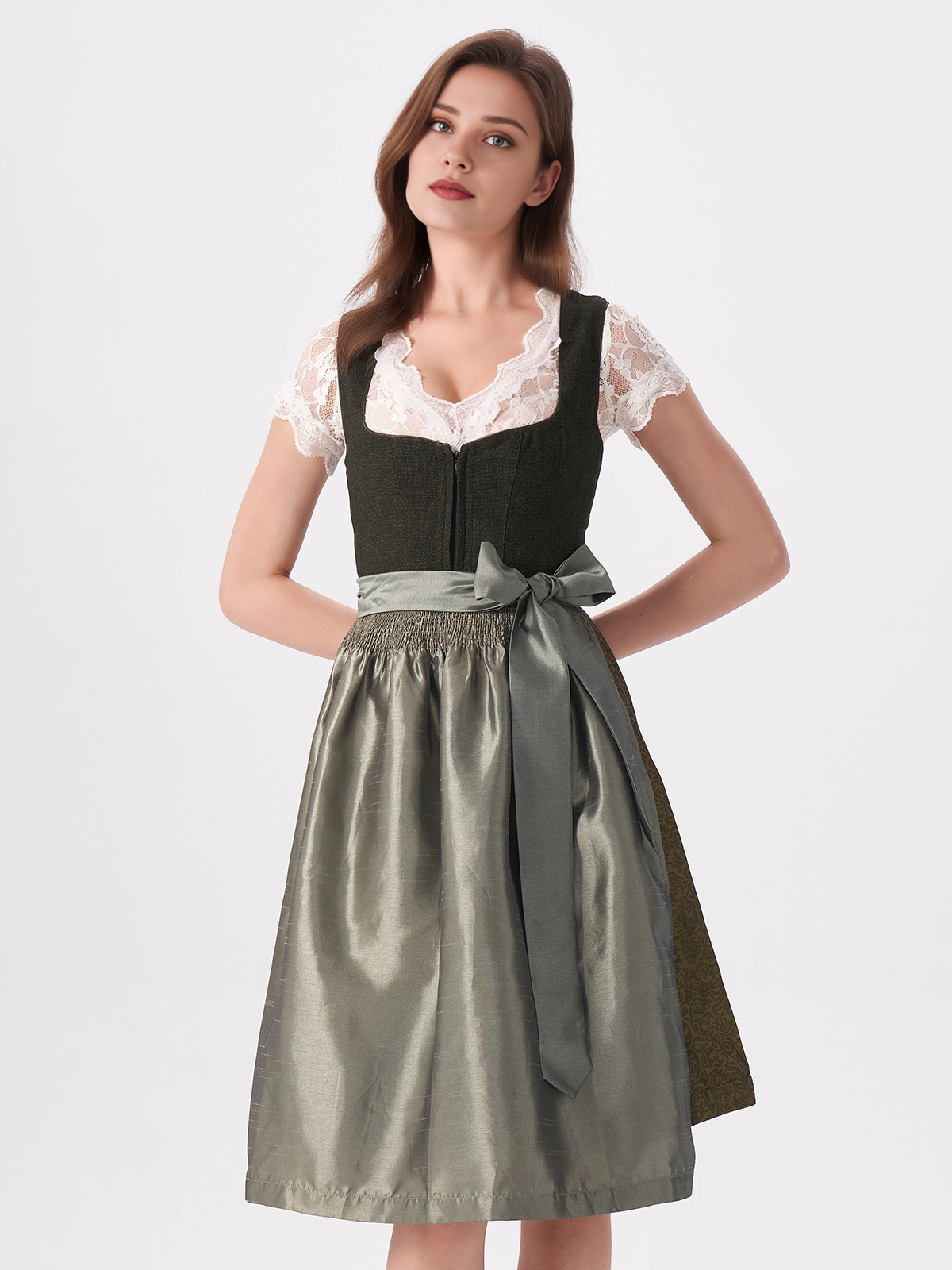 Dirndl in Grün mit floralen Details